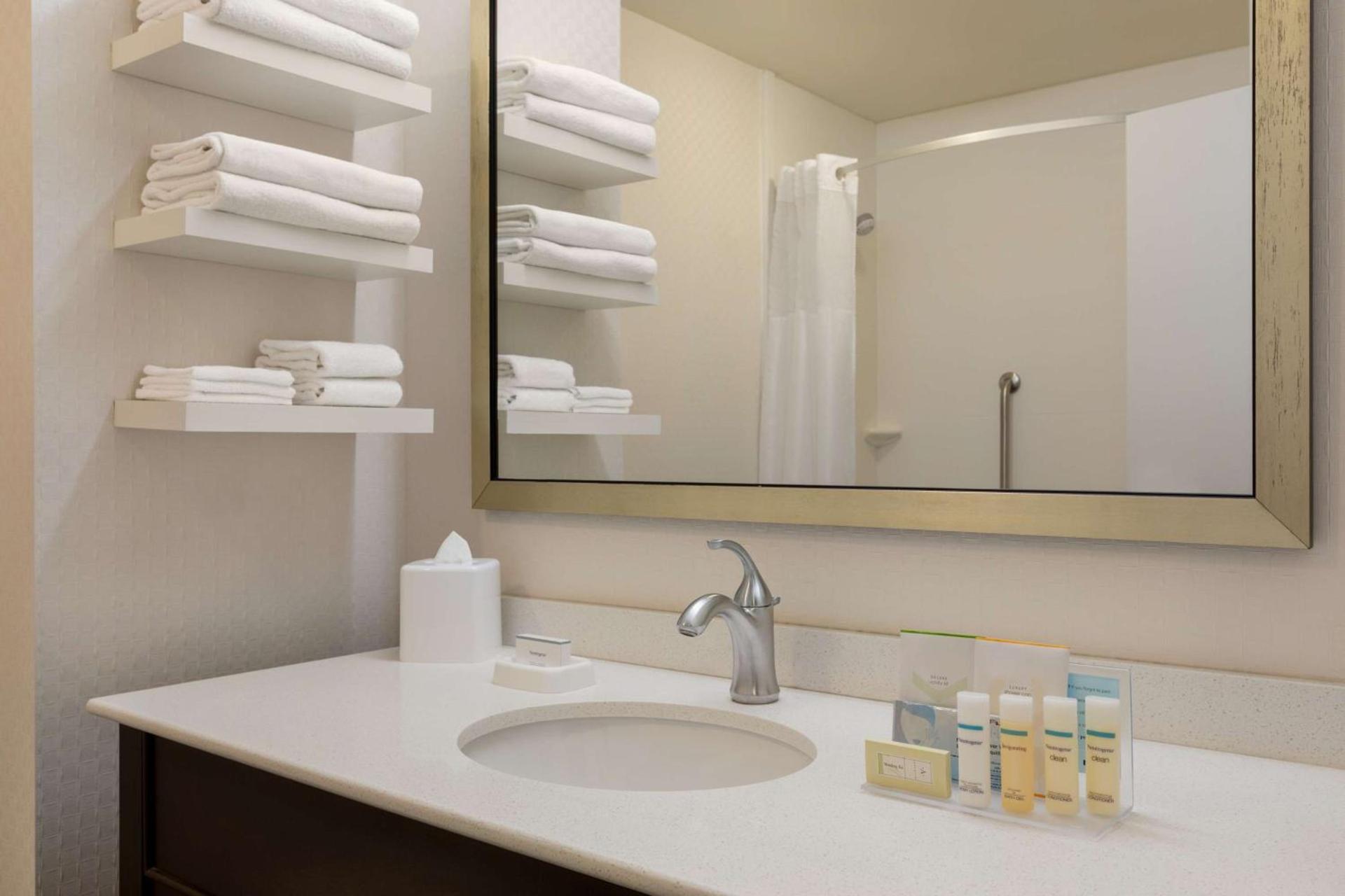 Hampton Inn & Suites - Roanoke-Downtown, VA photo 20