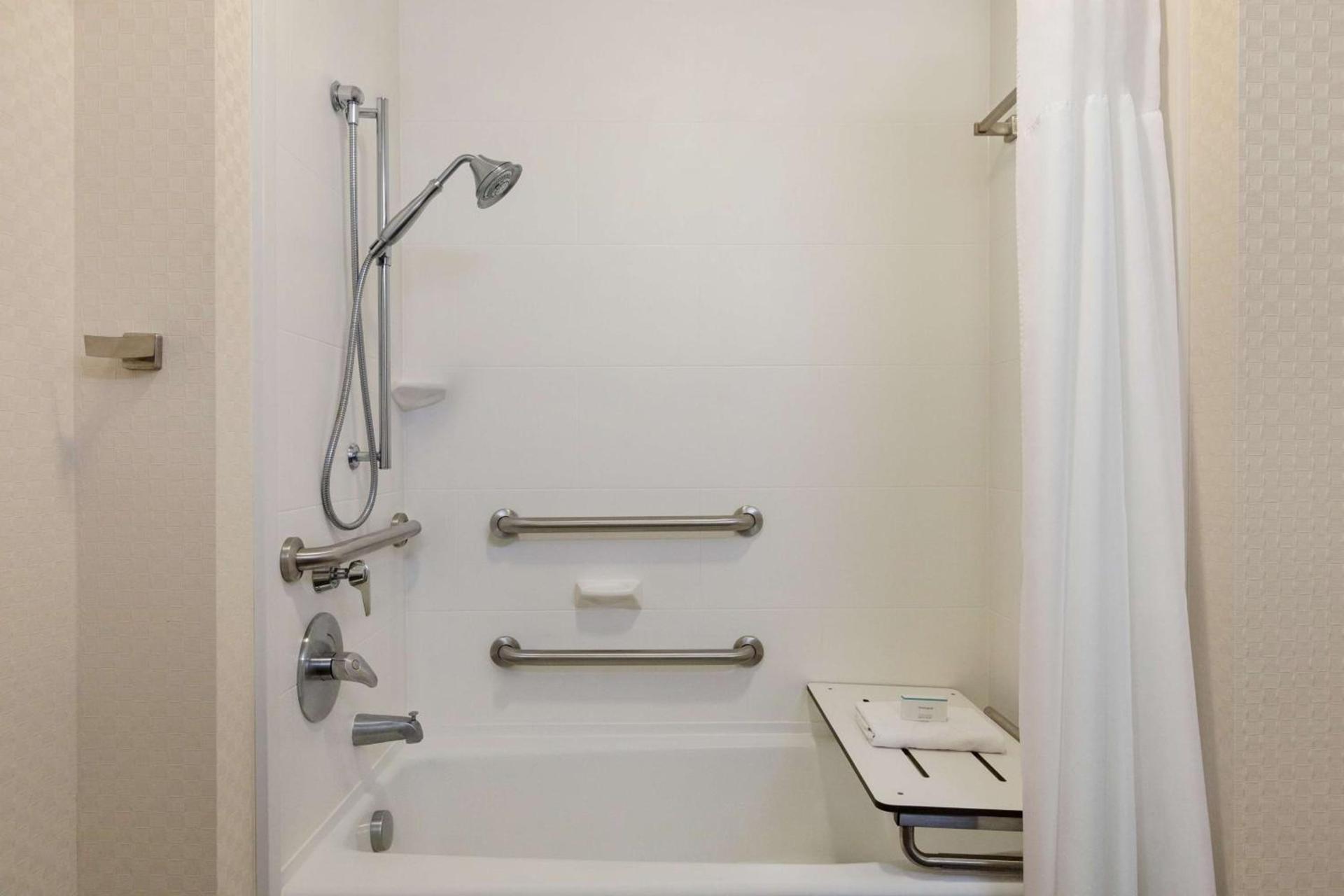 Hampton Inn & Suites - Roanoke-Downtown, VA photo 23