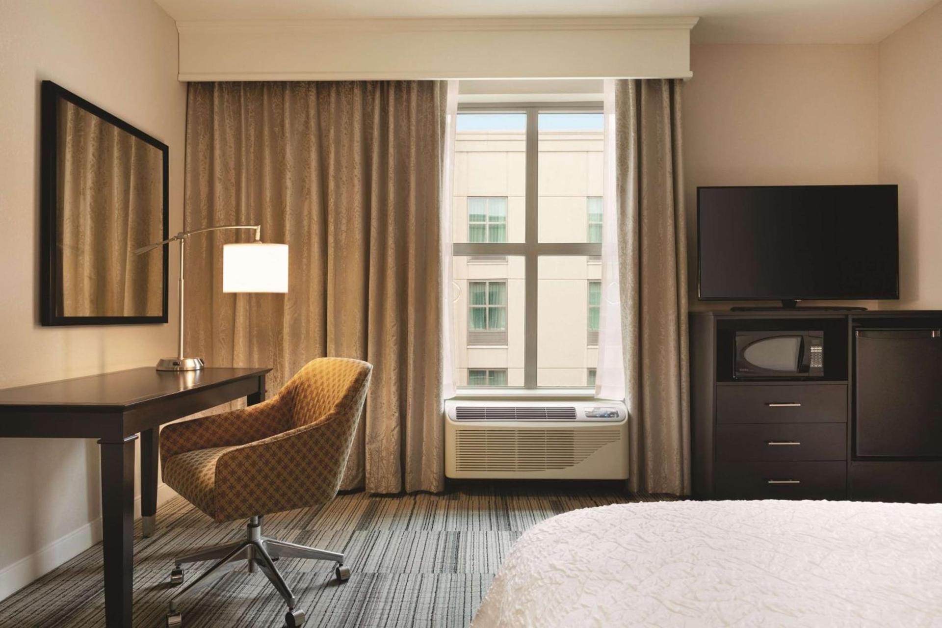 Hampton Inn & Suites - Roanoke-Downtown, VA photo 24