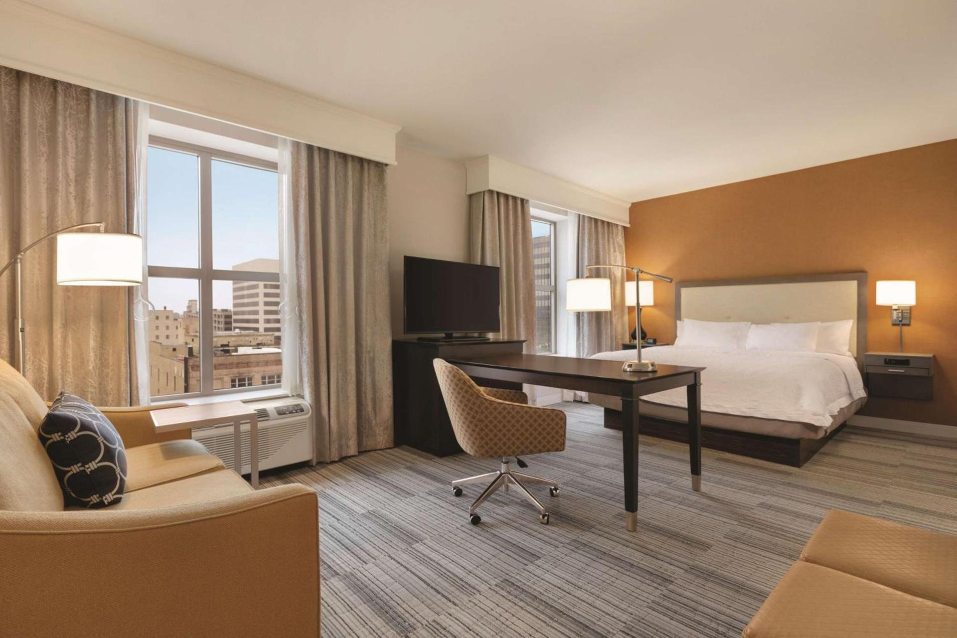 Hampton Inn & Suites - Roanoke-Downtown, VA photo 25