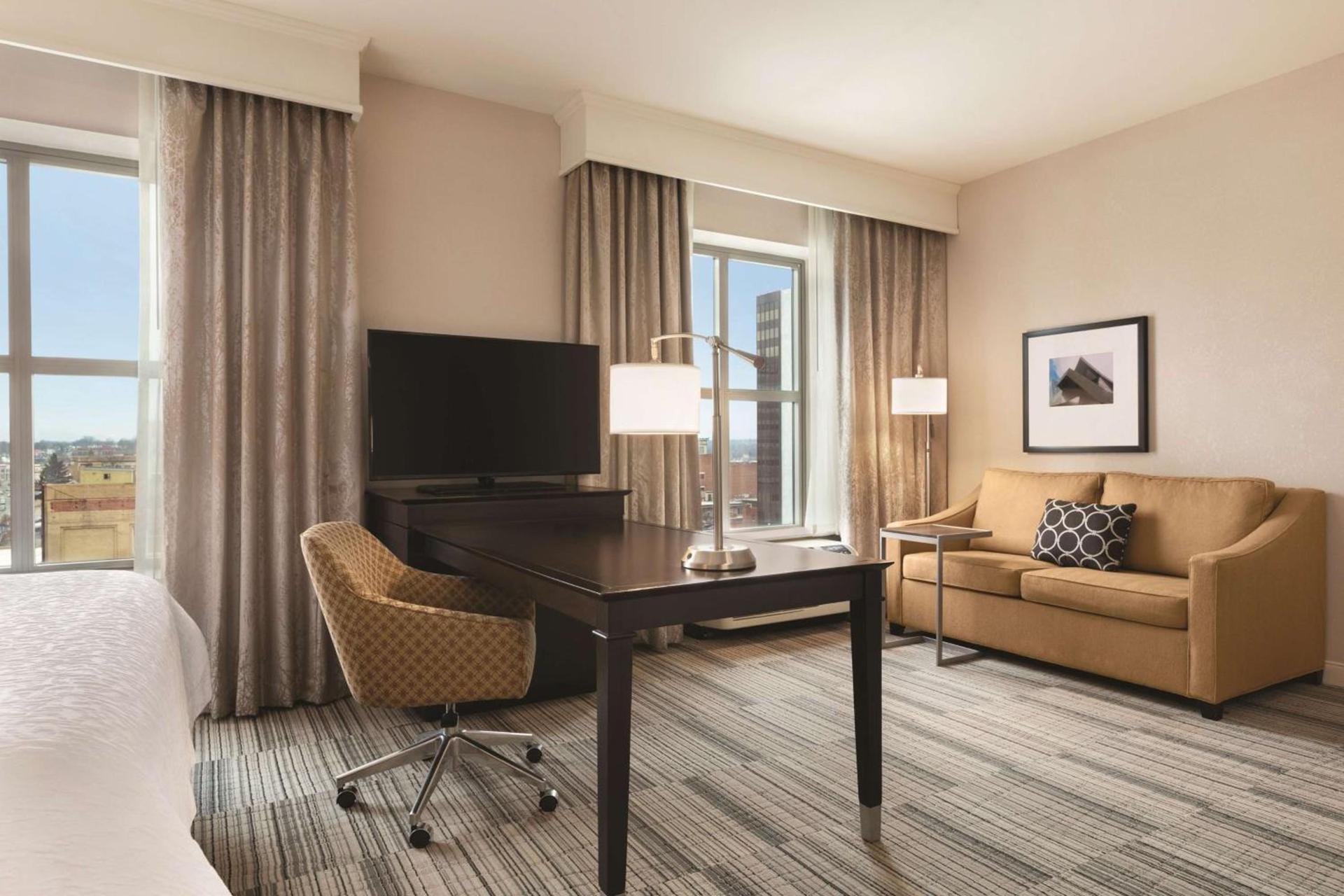Hampton Inn & Suites - Roanoke-Downtown, VA photo 26