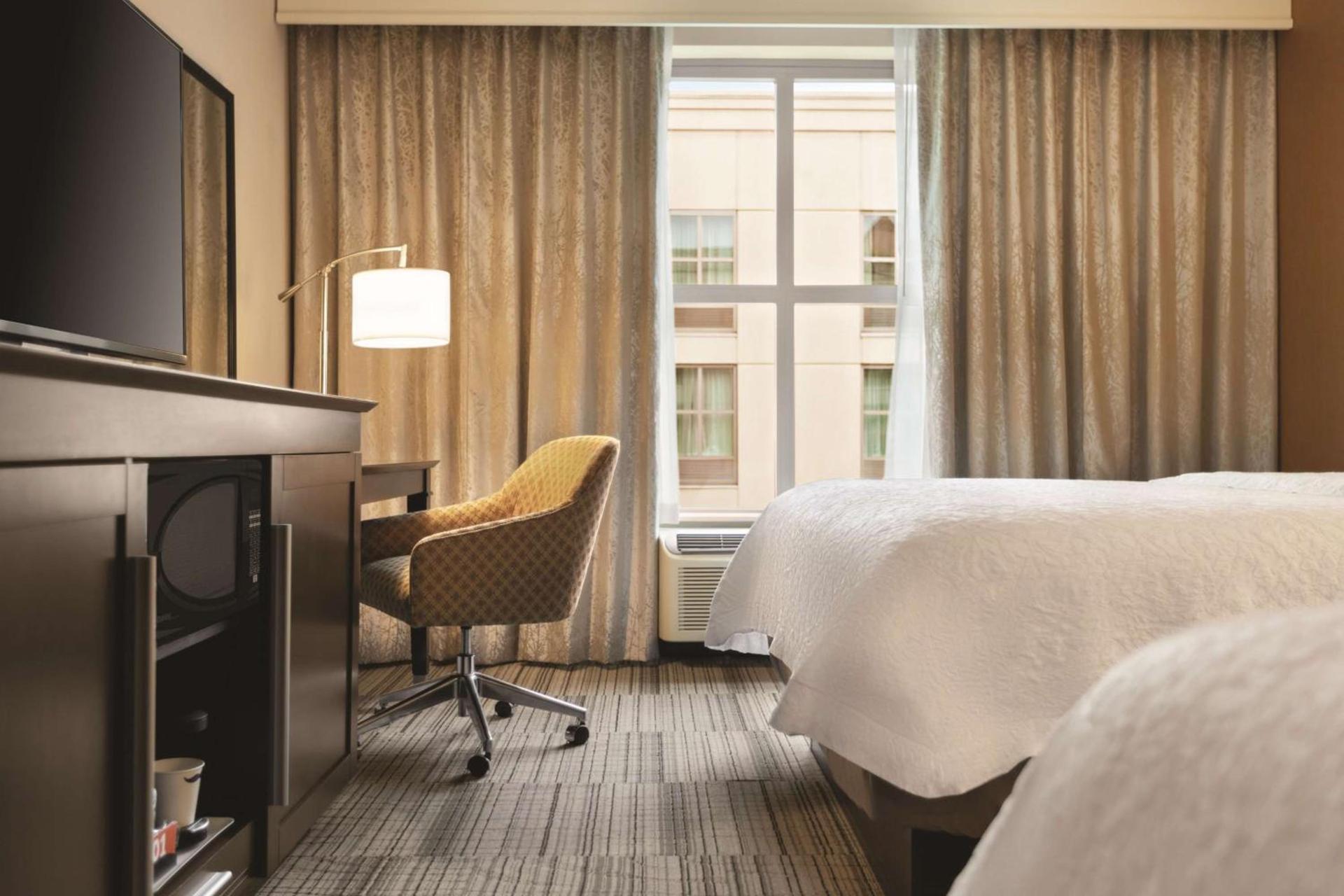 Hampton Inn & Suites - Roanoke-Downtown, VA photo 32
