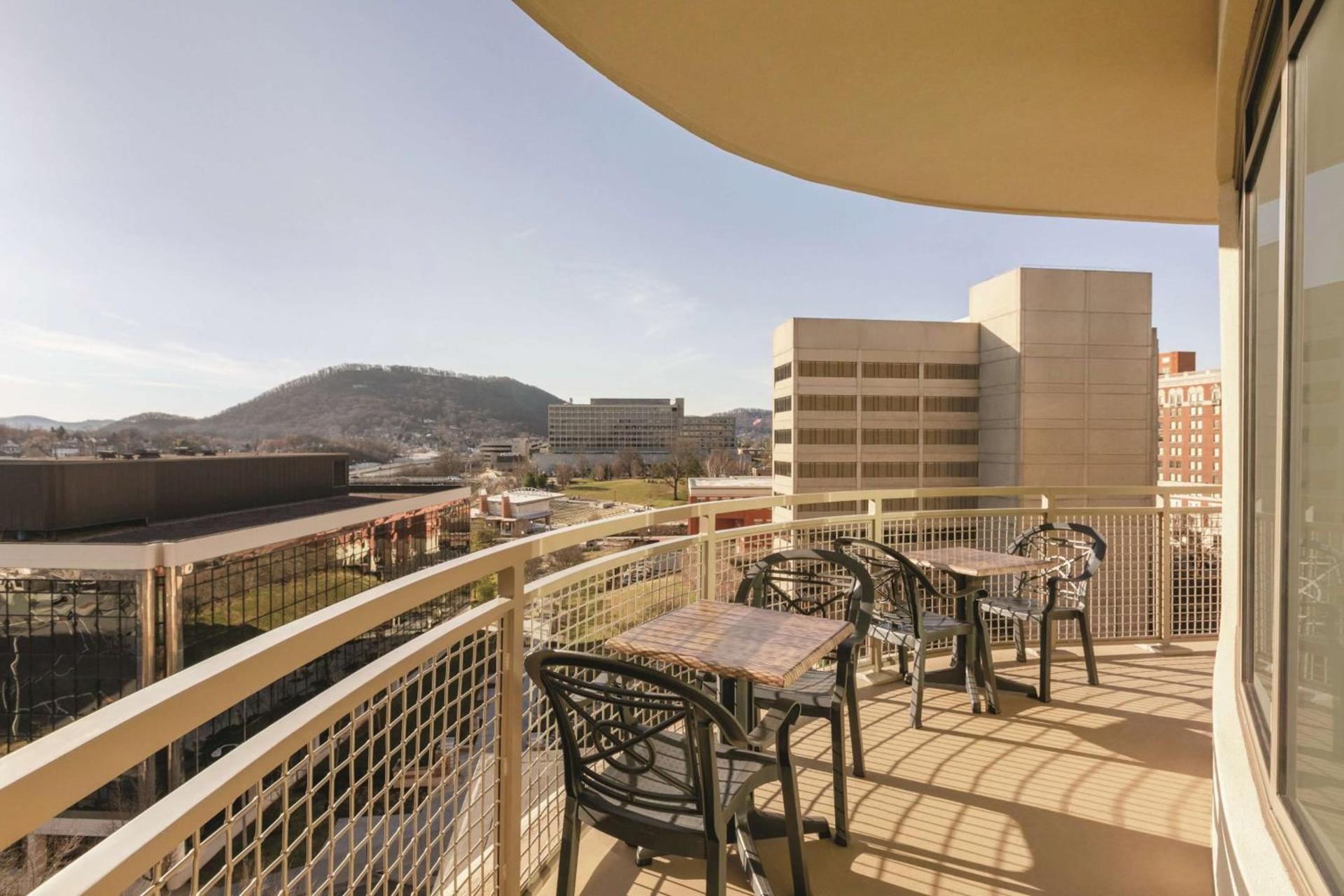 Hampton Inn & Suites - Roanoke-Downtown, VA photo 34