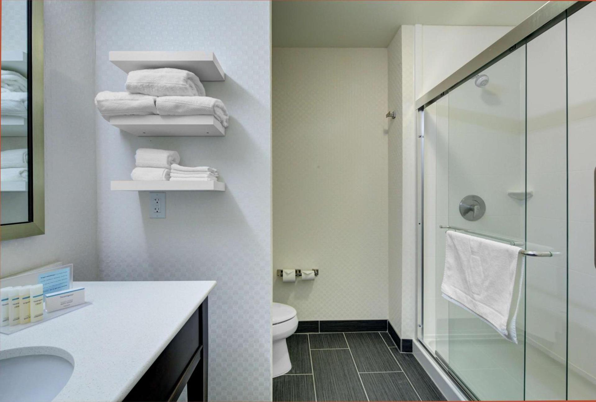 Hampton Inn & Suites - Roanoke-Downtown, VA photo 42