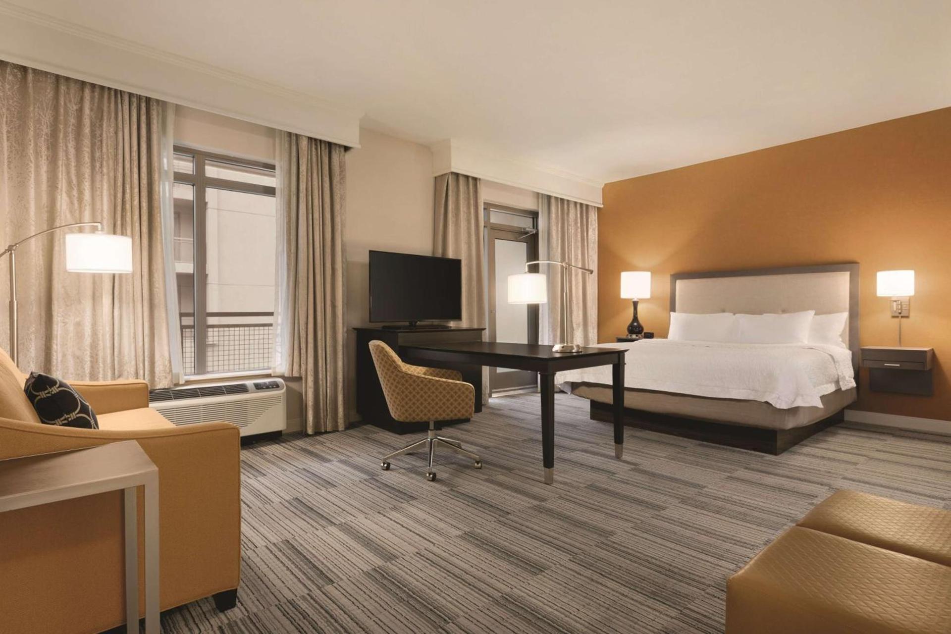 Hampton Inn & Suites - Roanoke-Downtown, VA photo 41