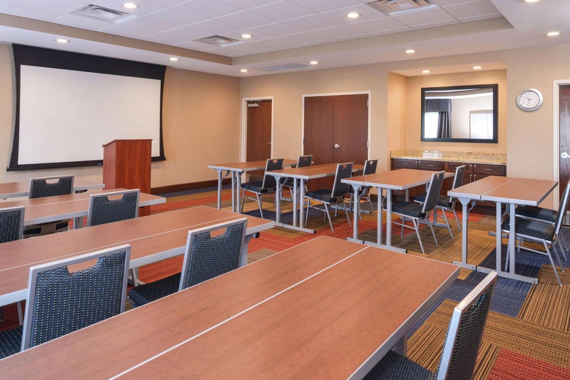 Hampton Inn & Suites by Hilton Lonoke photo 44