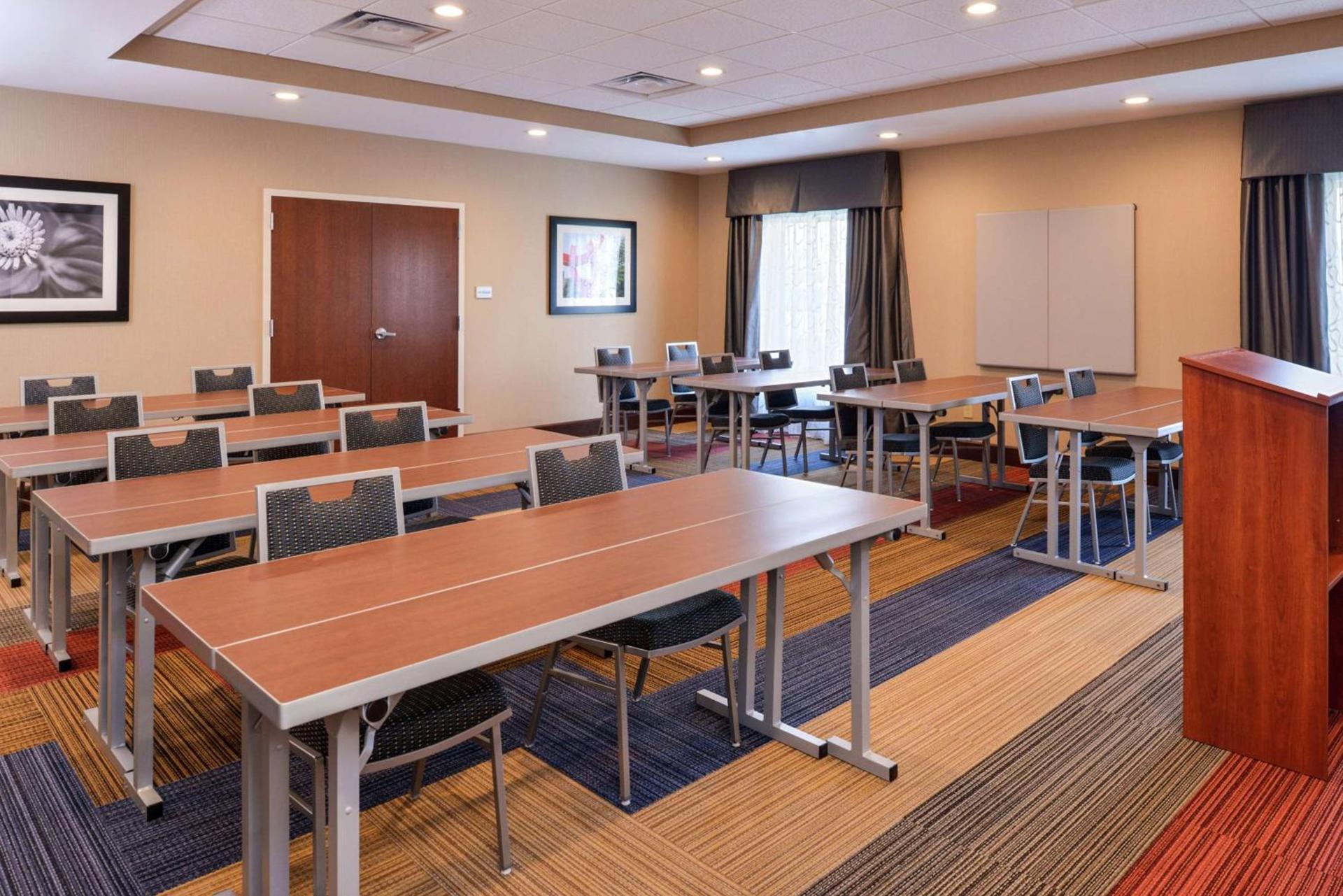 Hampton Inn & Suites by Hilton Lonoke photo 43
