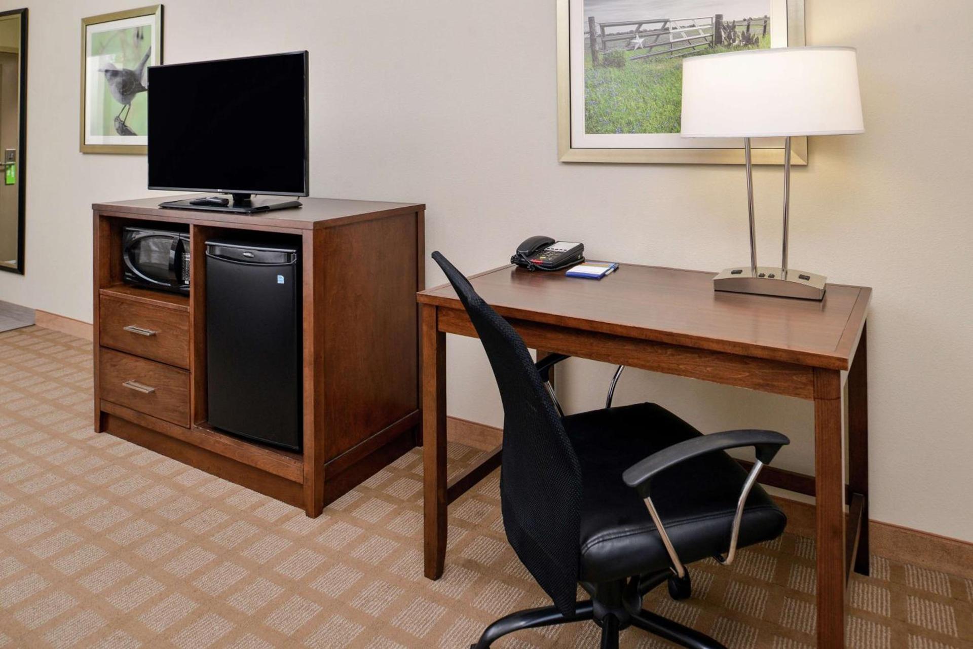 Hampton Inn and Suites Hutto photo 17
