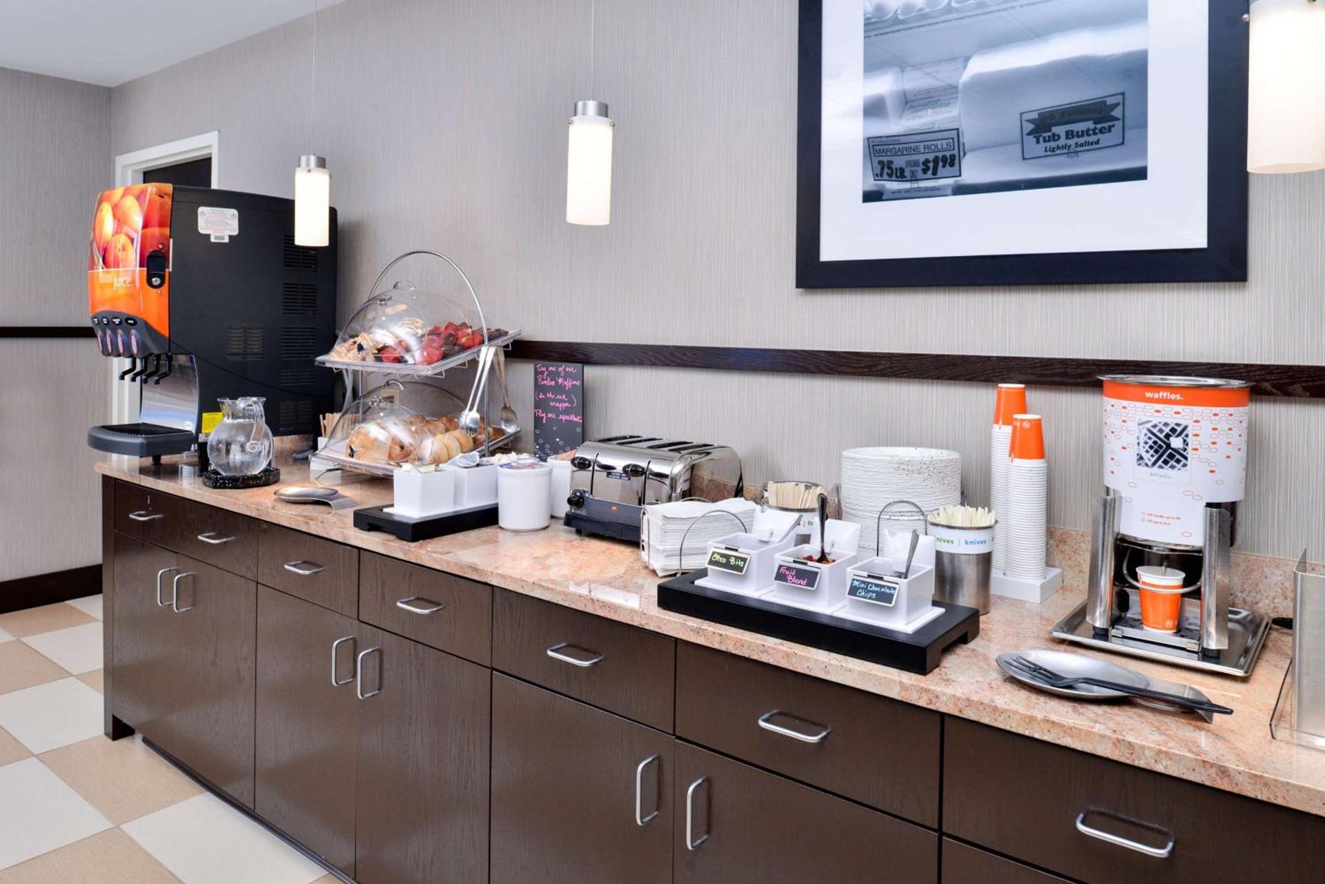 Hampton Inn & Suites California University-Pittsburgh photo 7