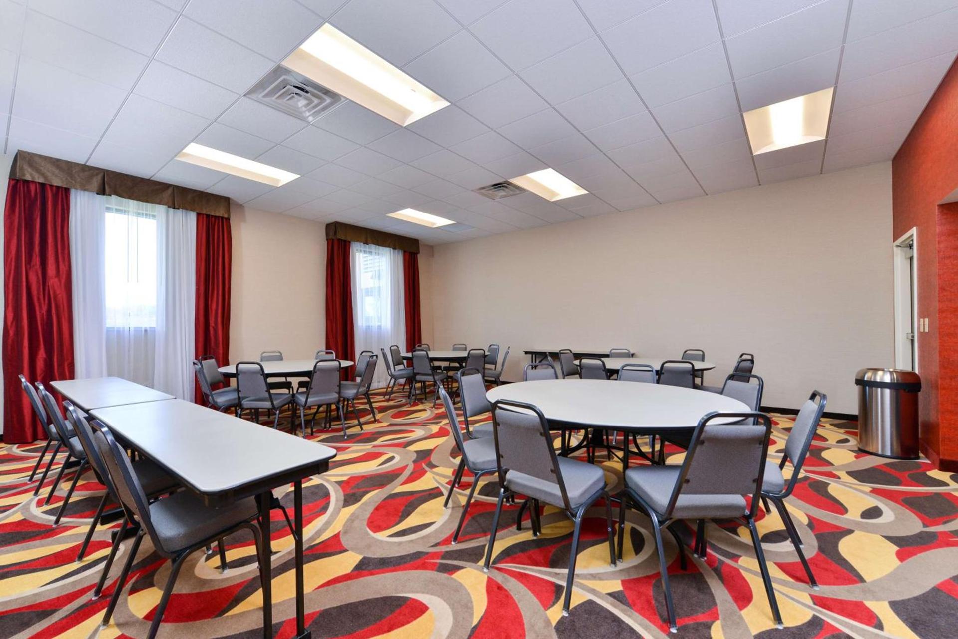 Hampton Inn & Suites California University-Pittsburgh photo 37