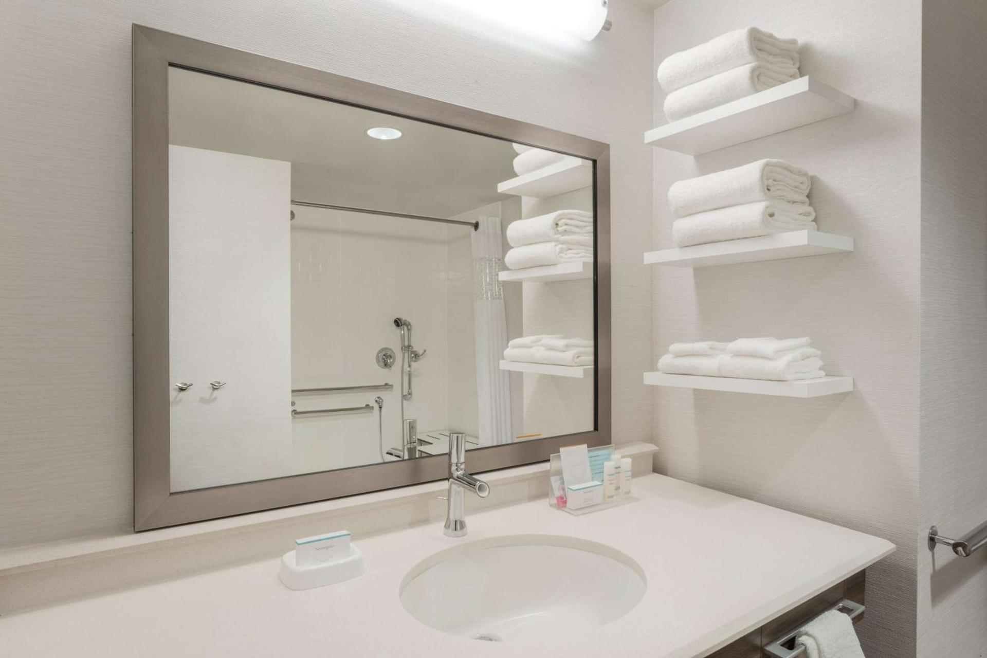 Hampton Inn & Suites Minooka photo 10