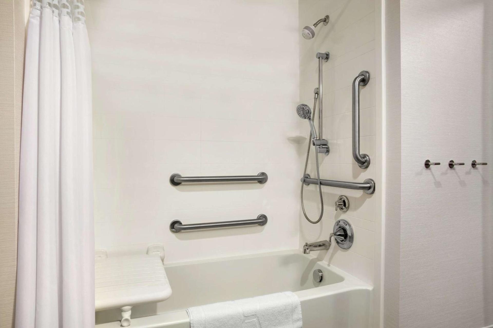 Hampton Inn & Suites Minooka photo 14