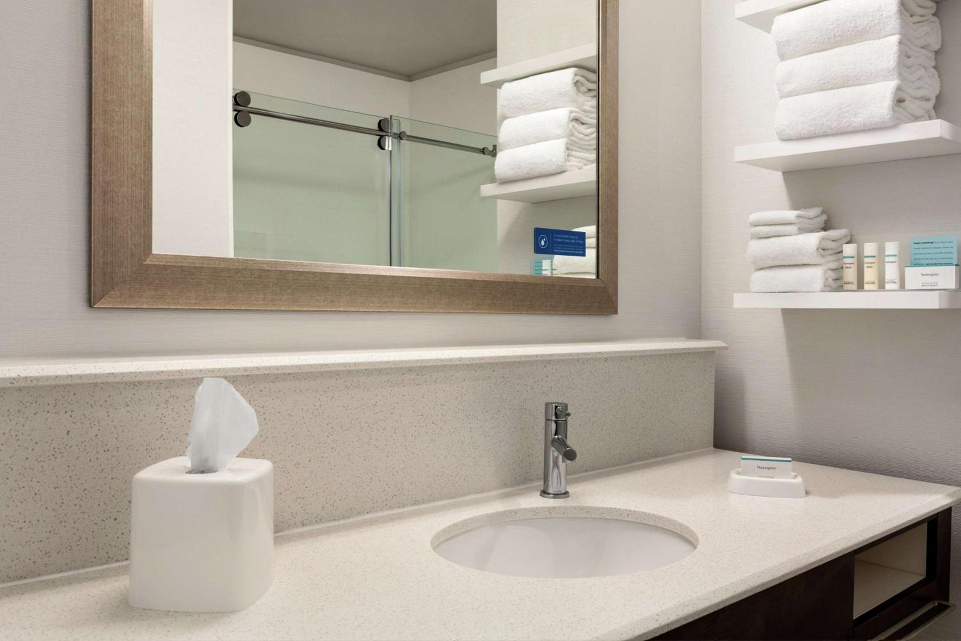 Hampton Inn & Suites Minooka photo 22