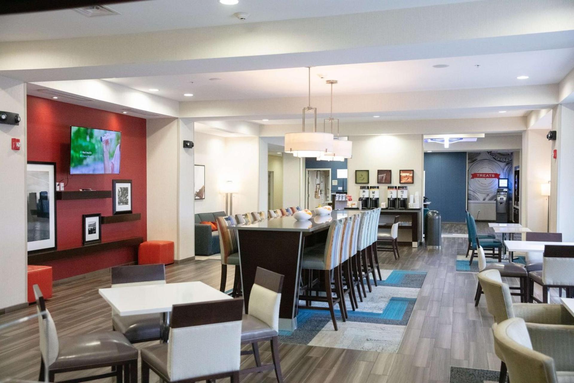 Hampton Inn Toledo Oregon photo 17