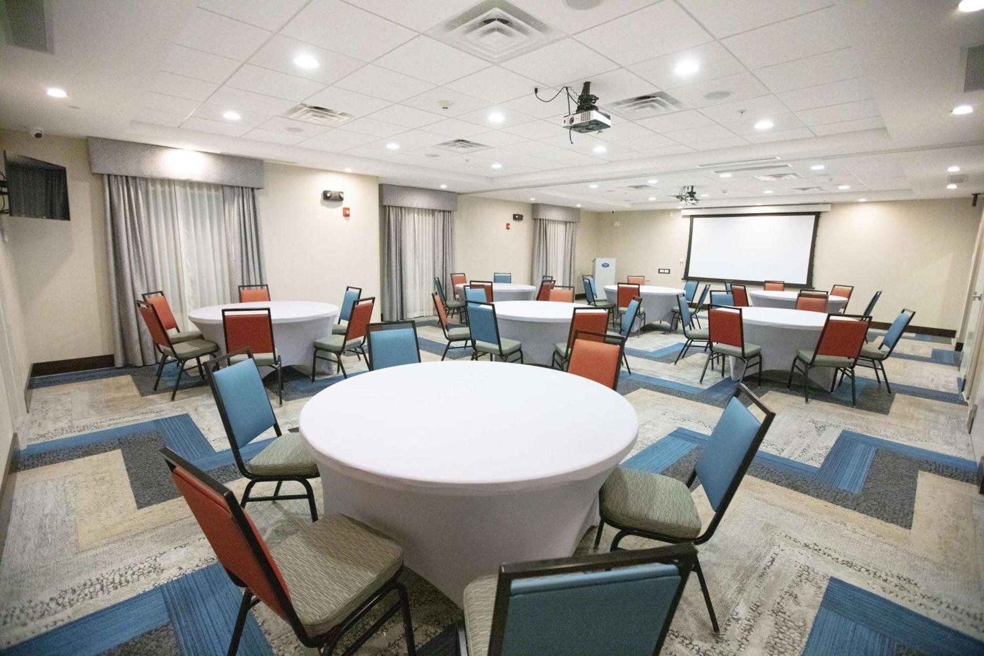 Hampton Inn Toledo Oregon photo 33