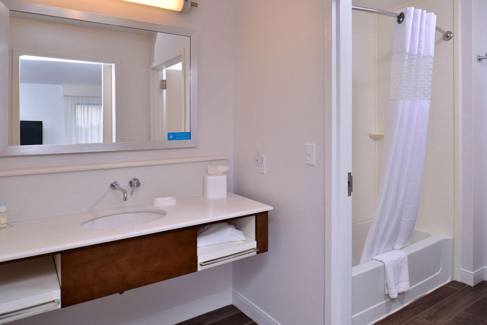 Hampton Inn & Suites Ann Arbor West photo 39