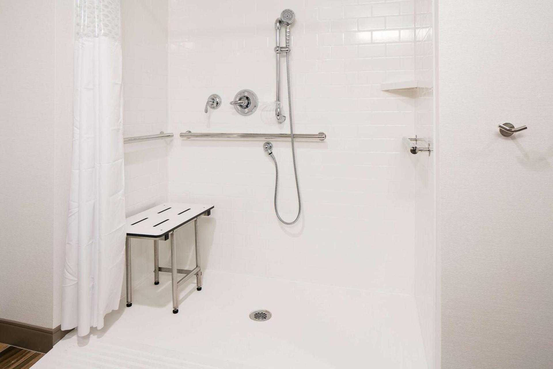 Hampton Inn & Suites Mason City, IA photo 23