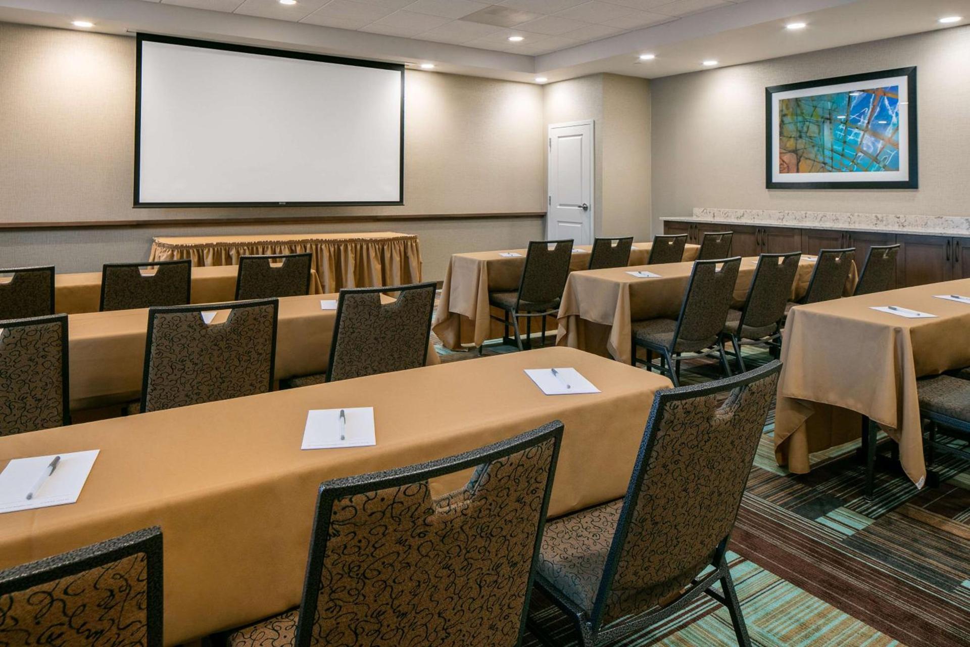 Hampton Inn & Suites Mason City, IA photo 29