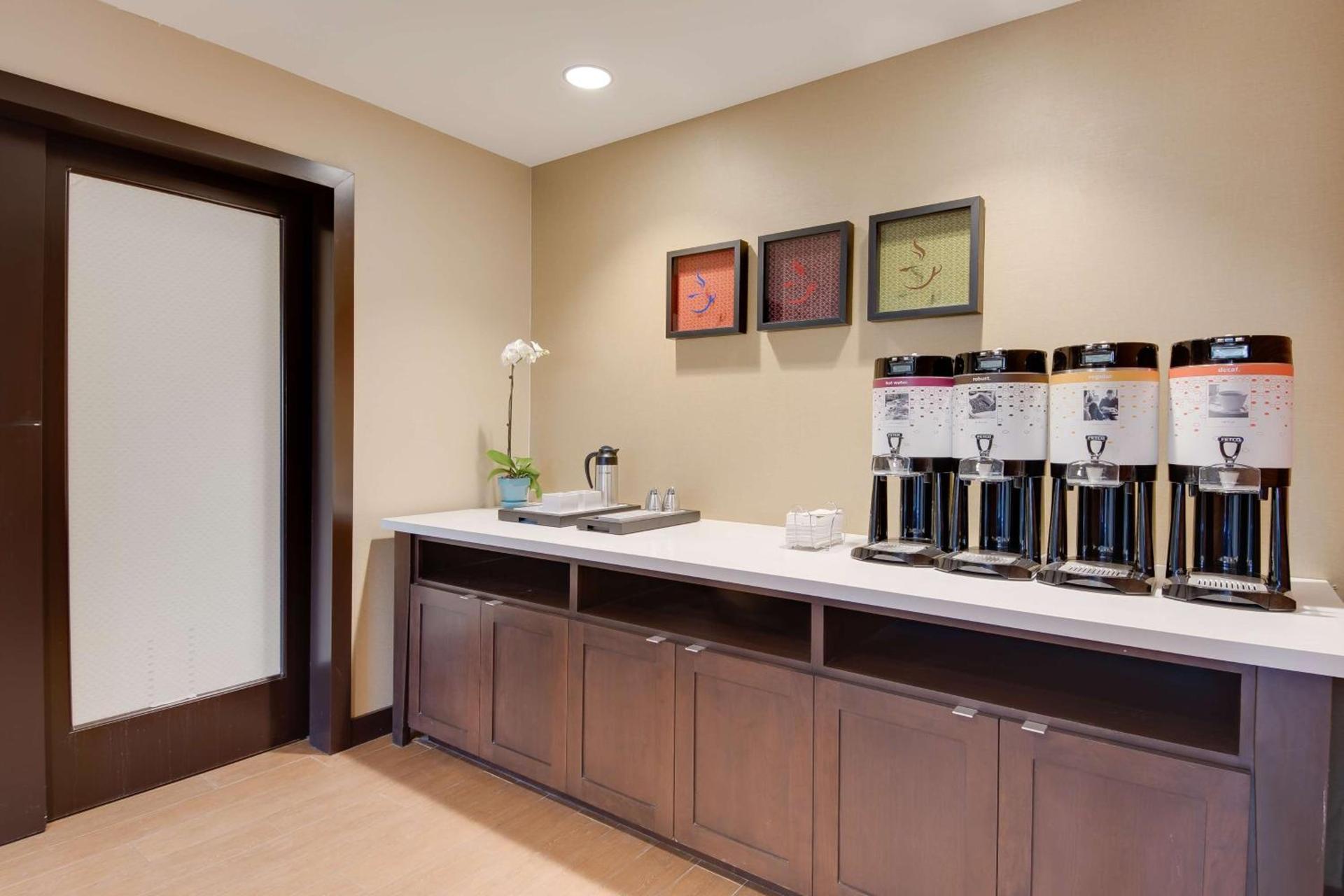Hampton Inn & Suites Los Angeles - Glendale photo 21
