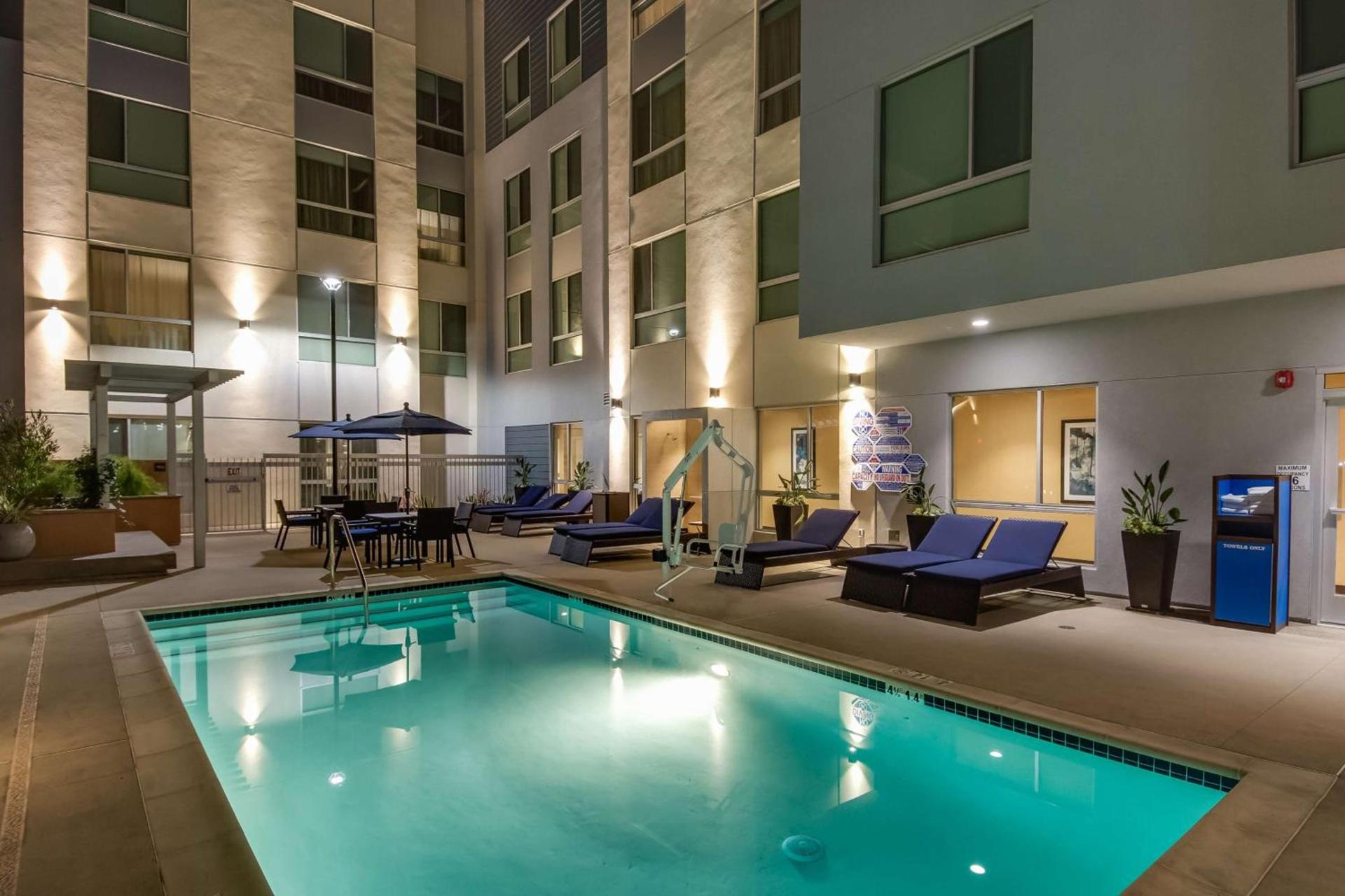 Hampton Inn & Suites Los Angeles - Glendale photo 18