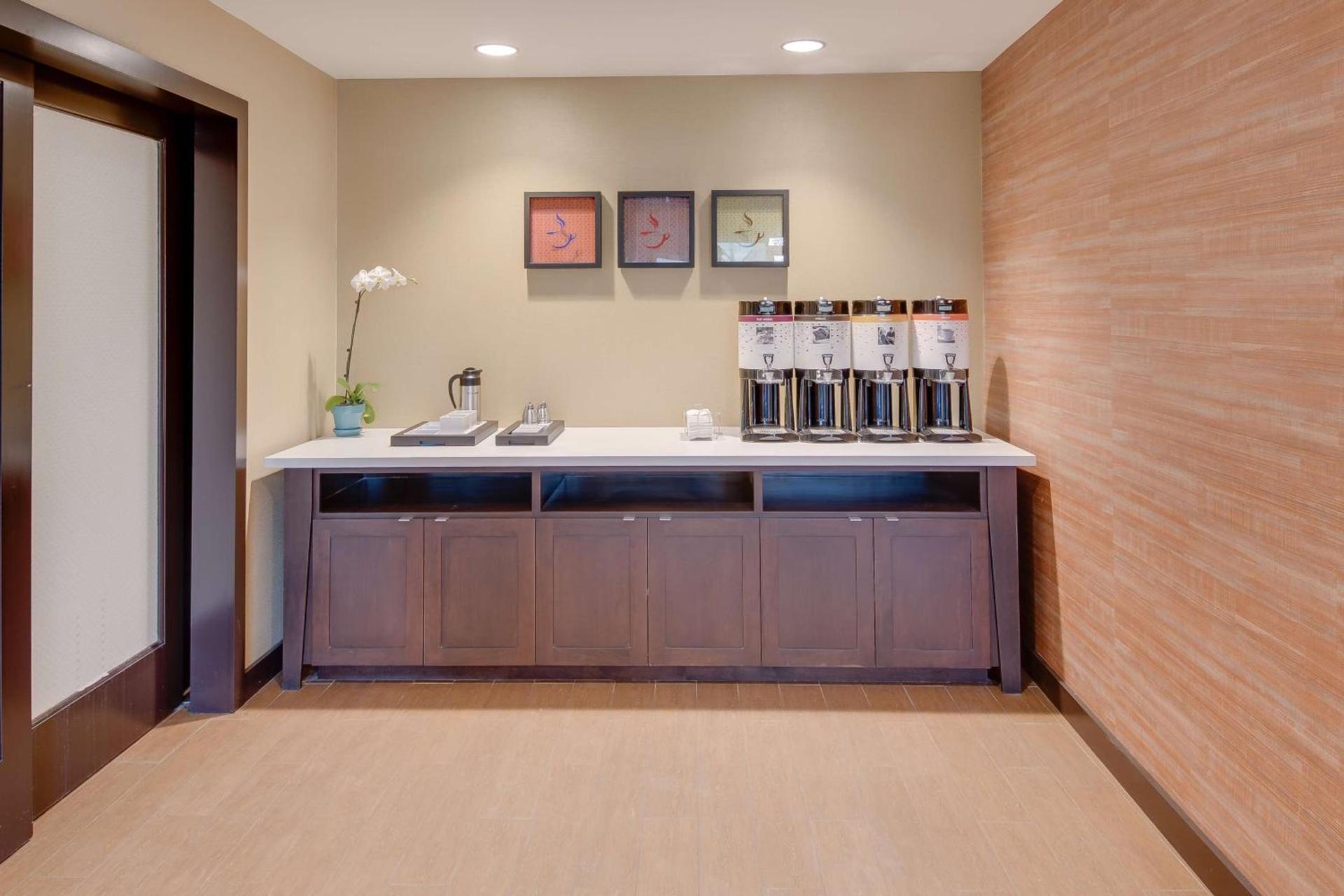 Hampton Inn & Suites Los Angeles - Glendale photo 28