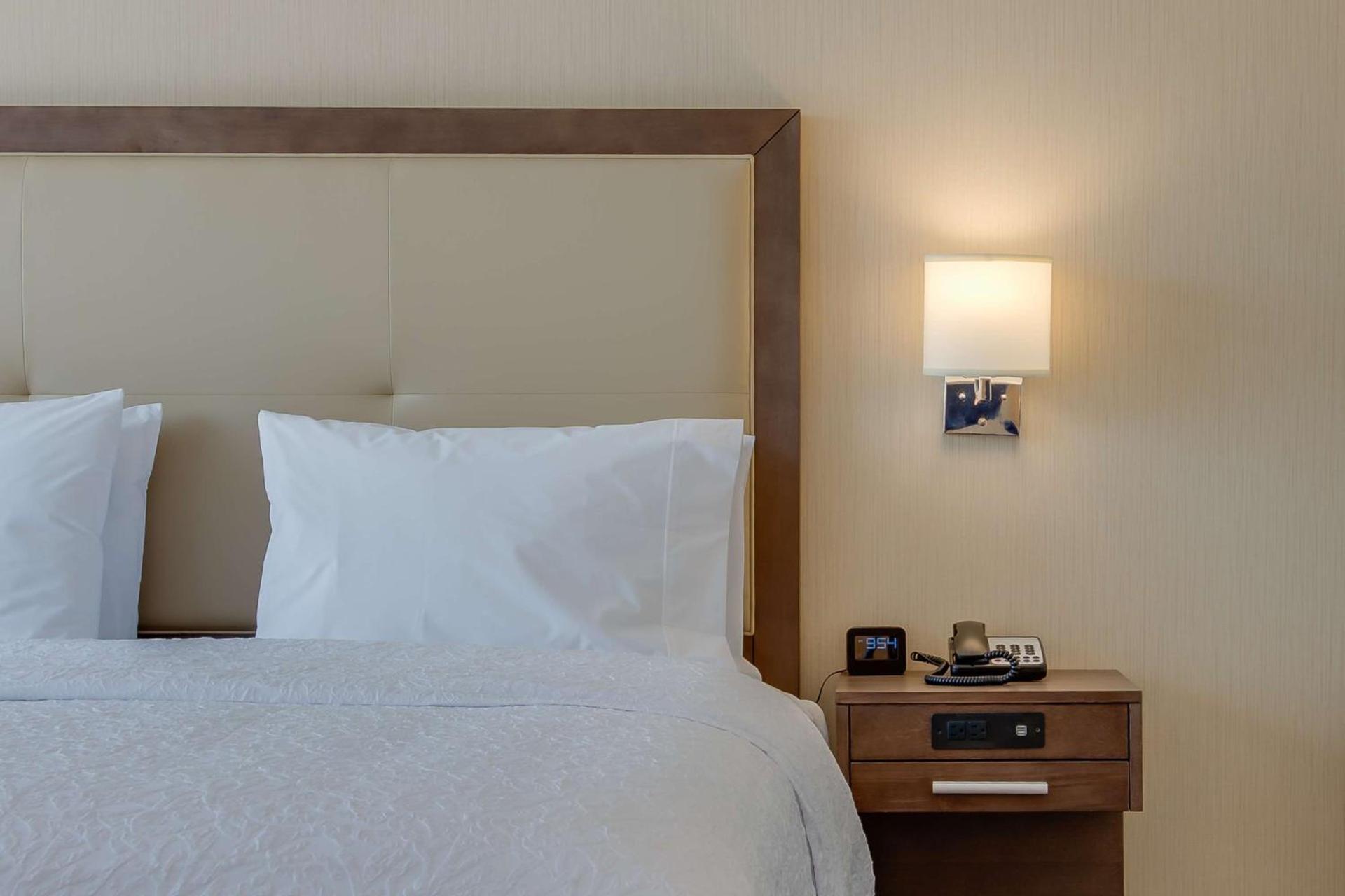 Hampton Inn & Suites Los Angeles - Glendale photo 42