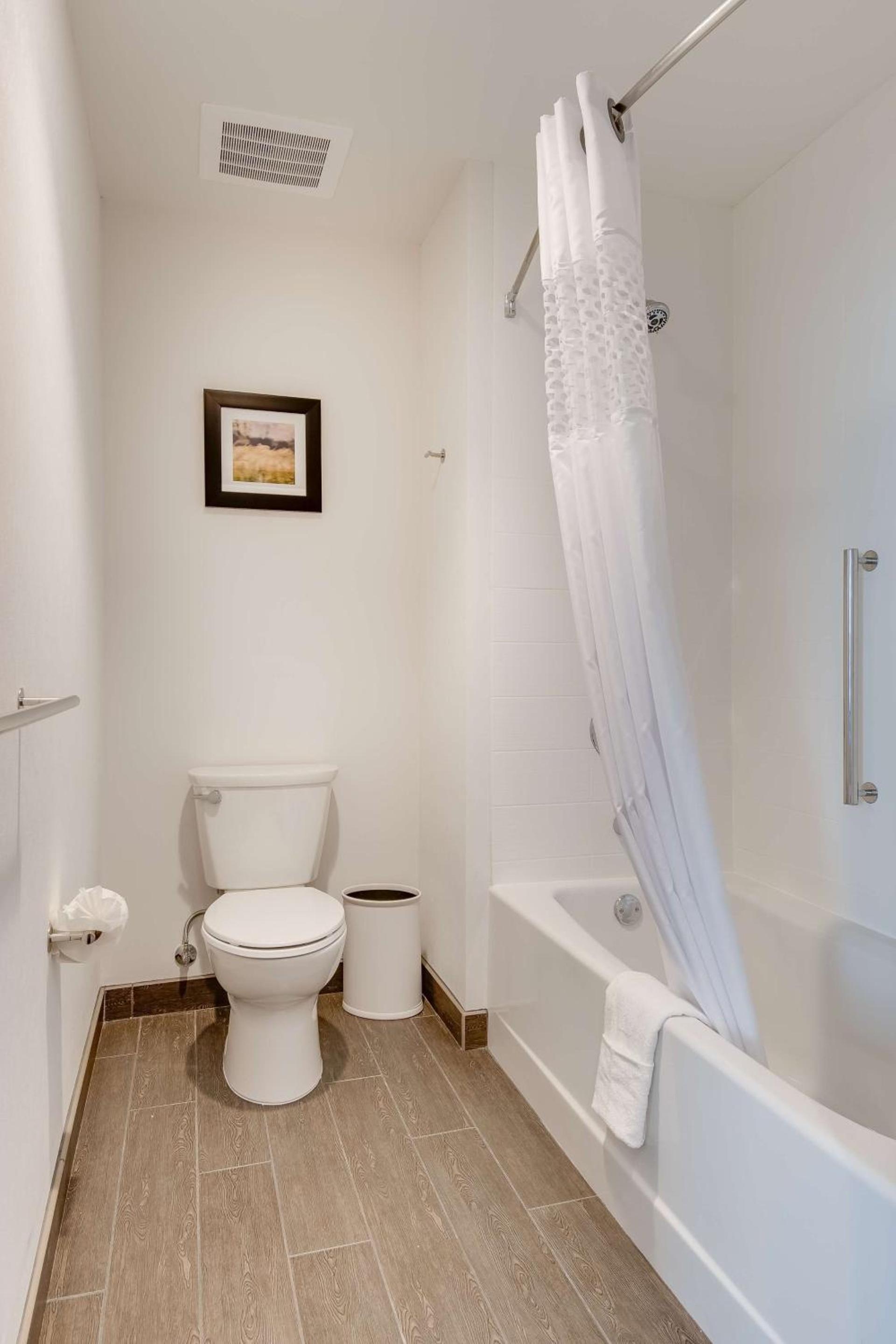 Hampton Inn & Suites Los Angeles - Glendale photo 44