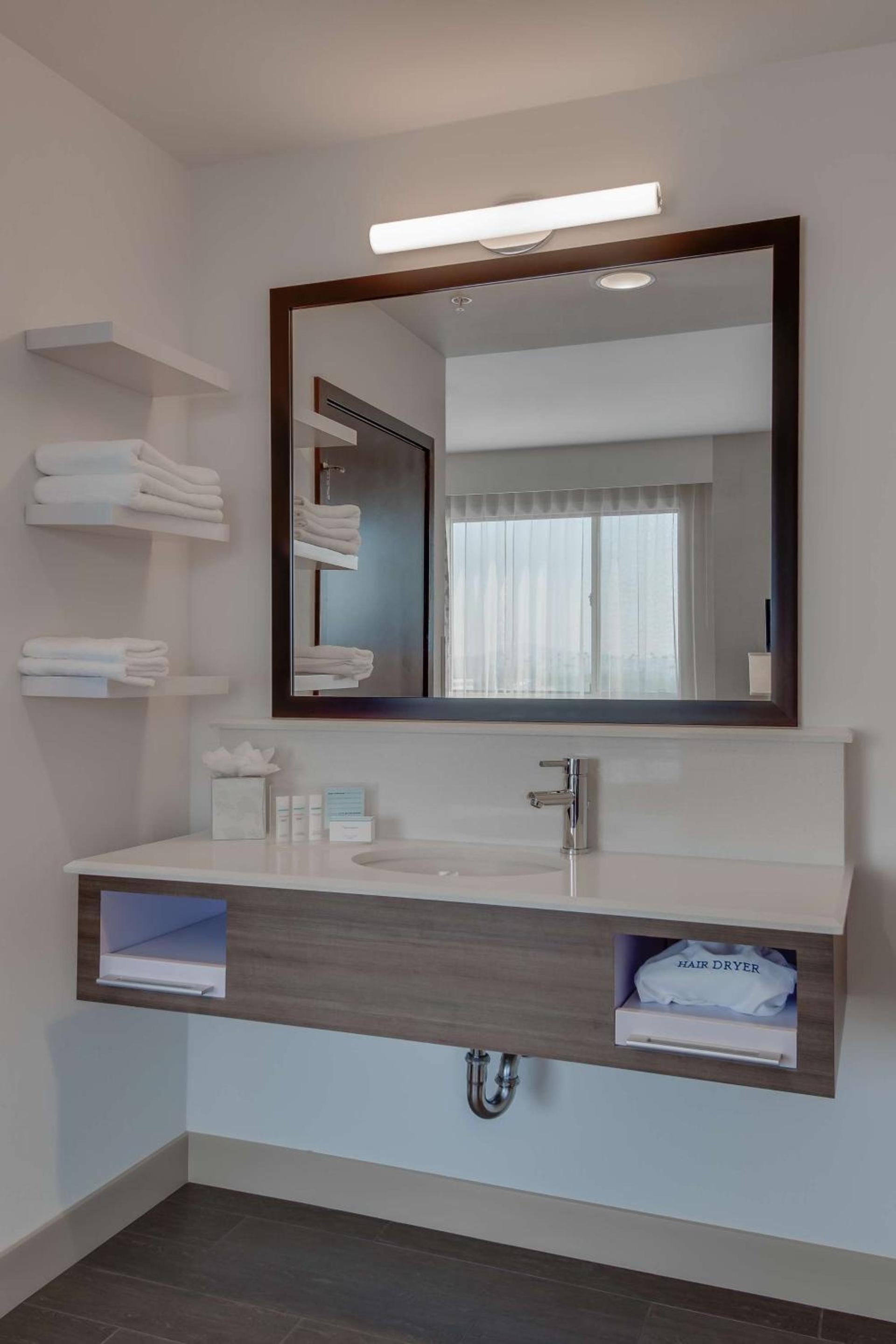 Hampton Inn & Suites Los Angeles - Glendale photo 46