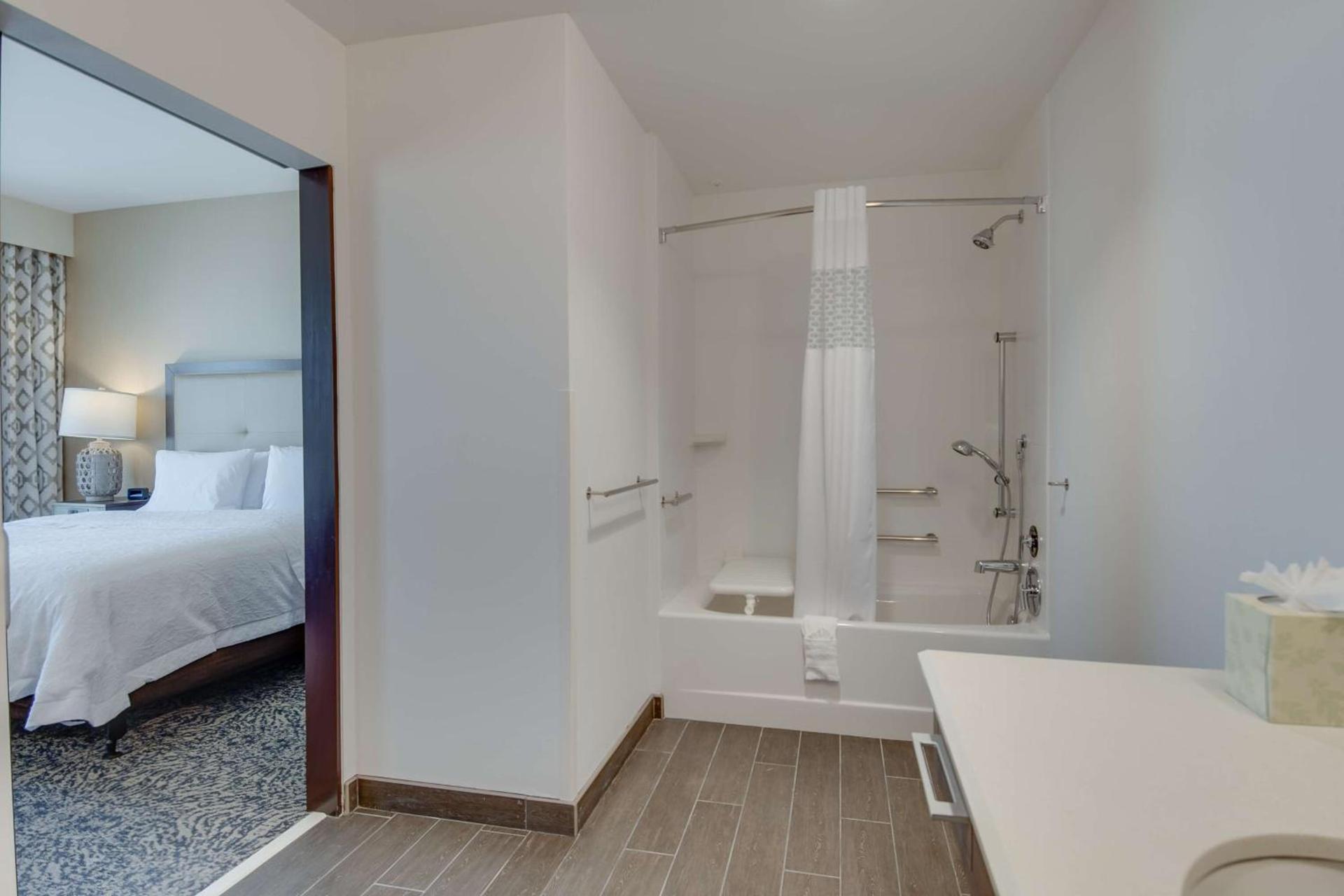 Hampton Inn & Suites Los Angeles - Glendale photo 59