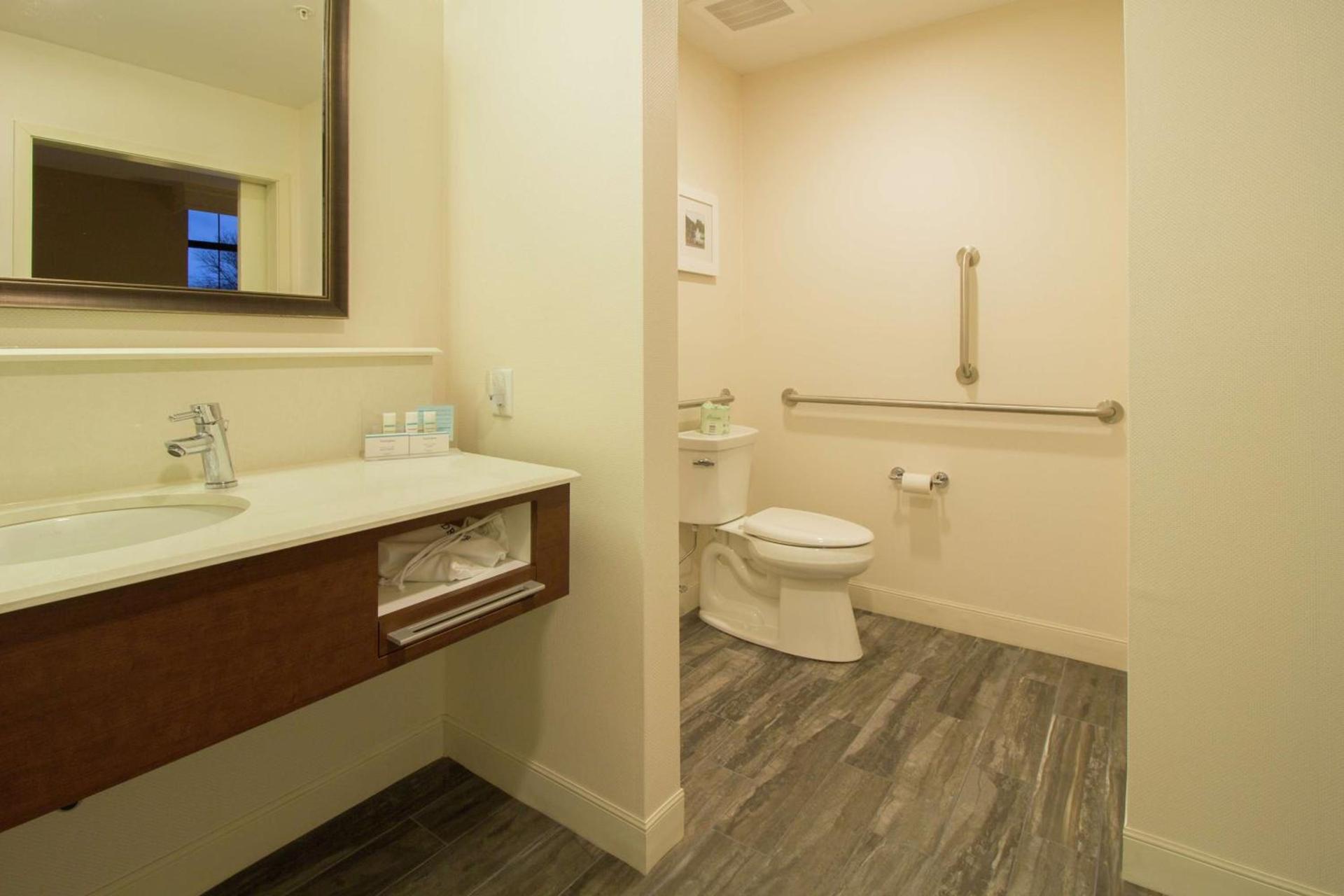 Hampton Inn & Suites Cazenovia, NY photo 19