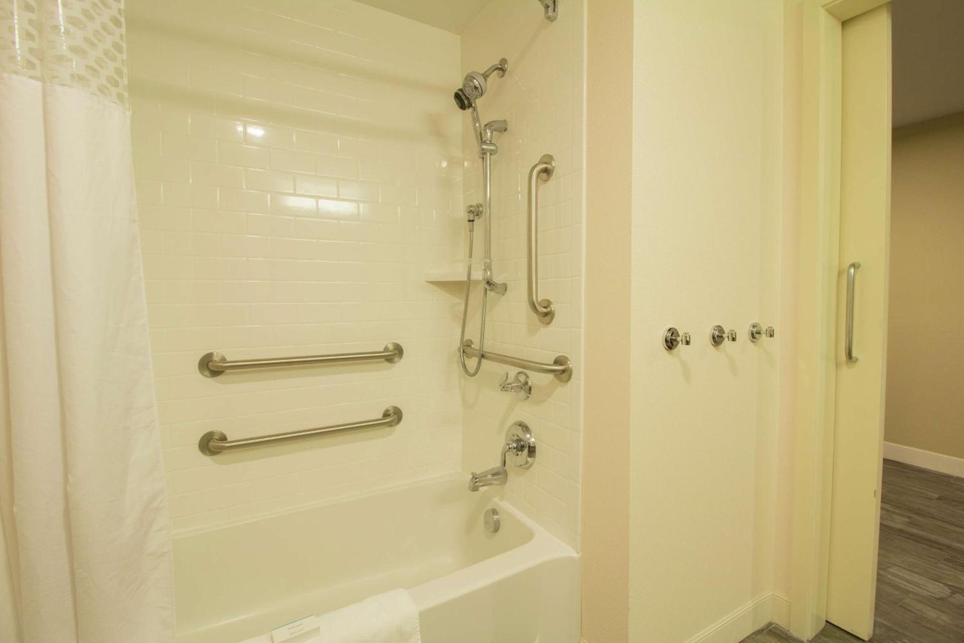 Hampton Inn & Suites Cazenovia, NY photo 21
