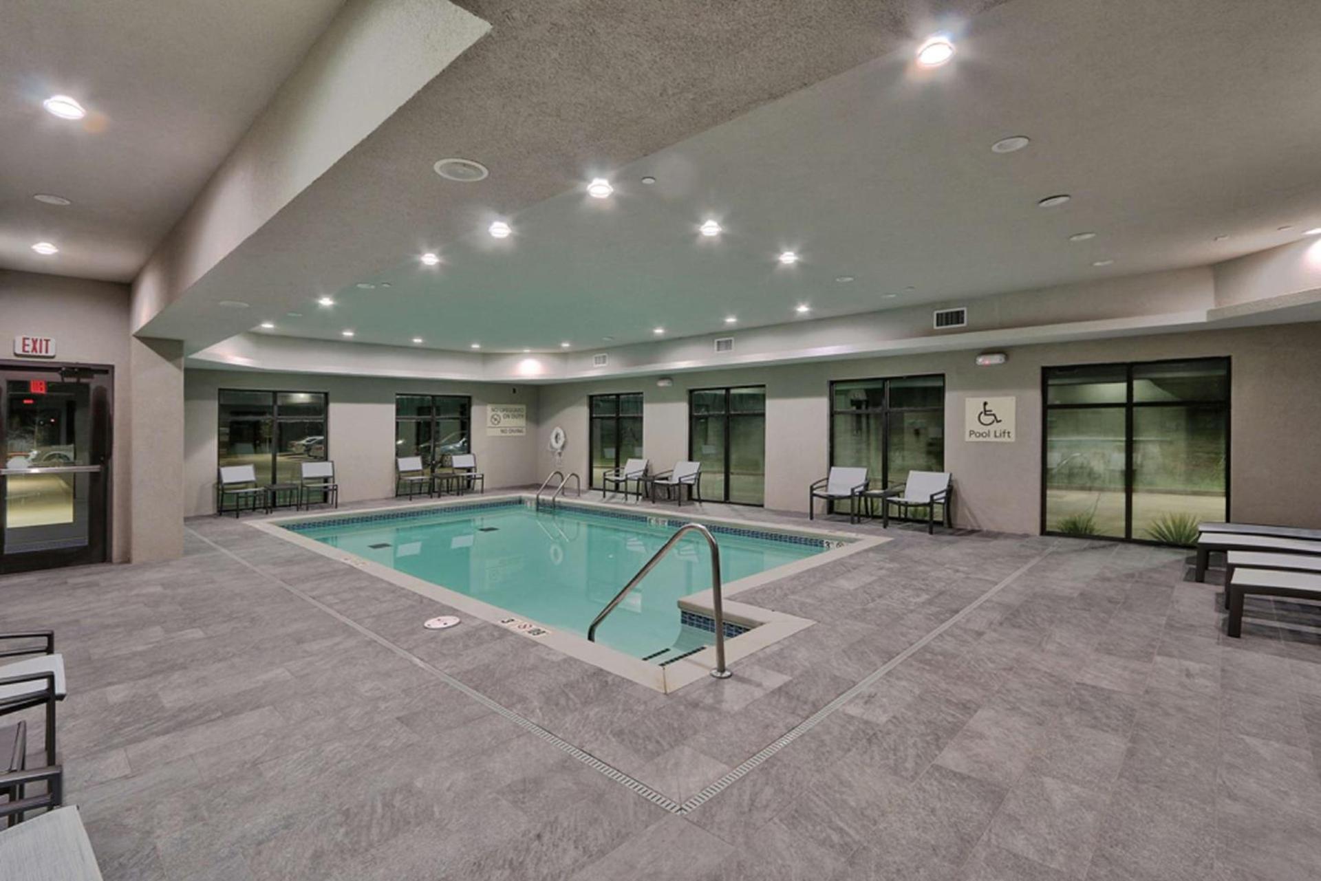 Hampton Inn & Suites Guthrie, OK photo 11