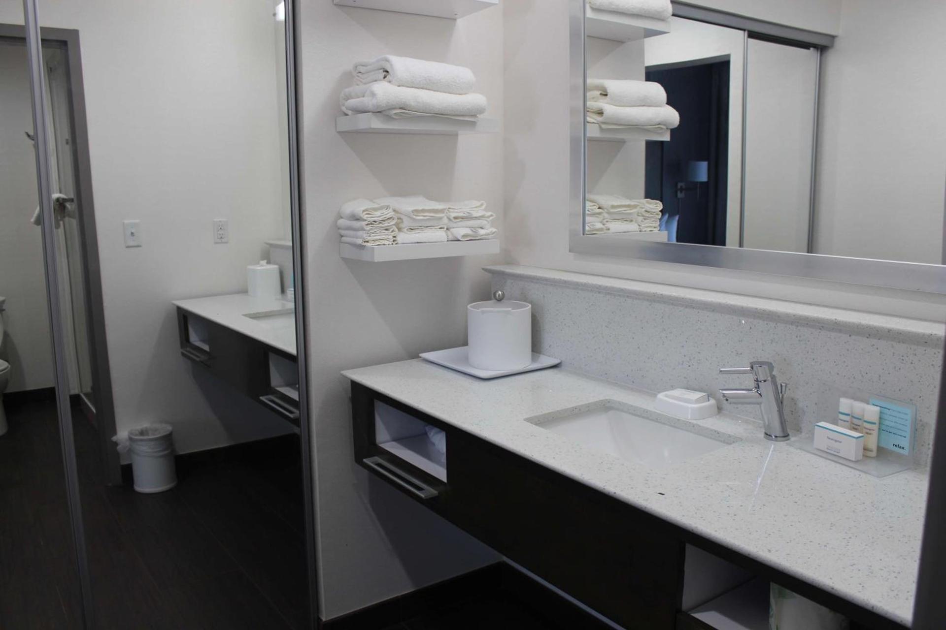 Hampton Inn & Suites Guthrie, OK photo 23