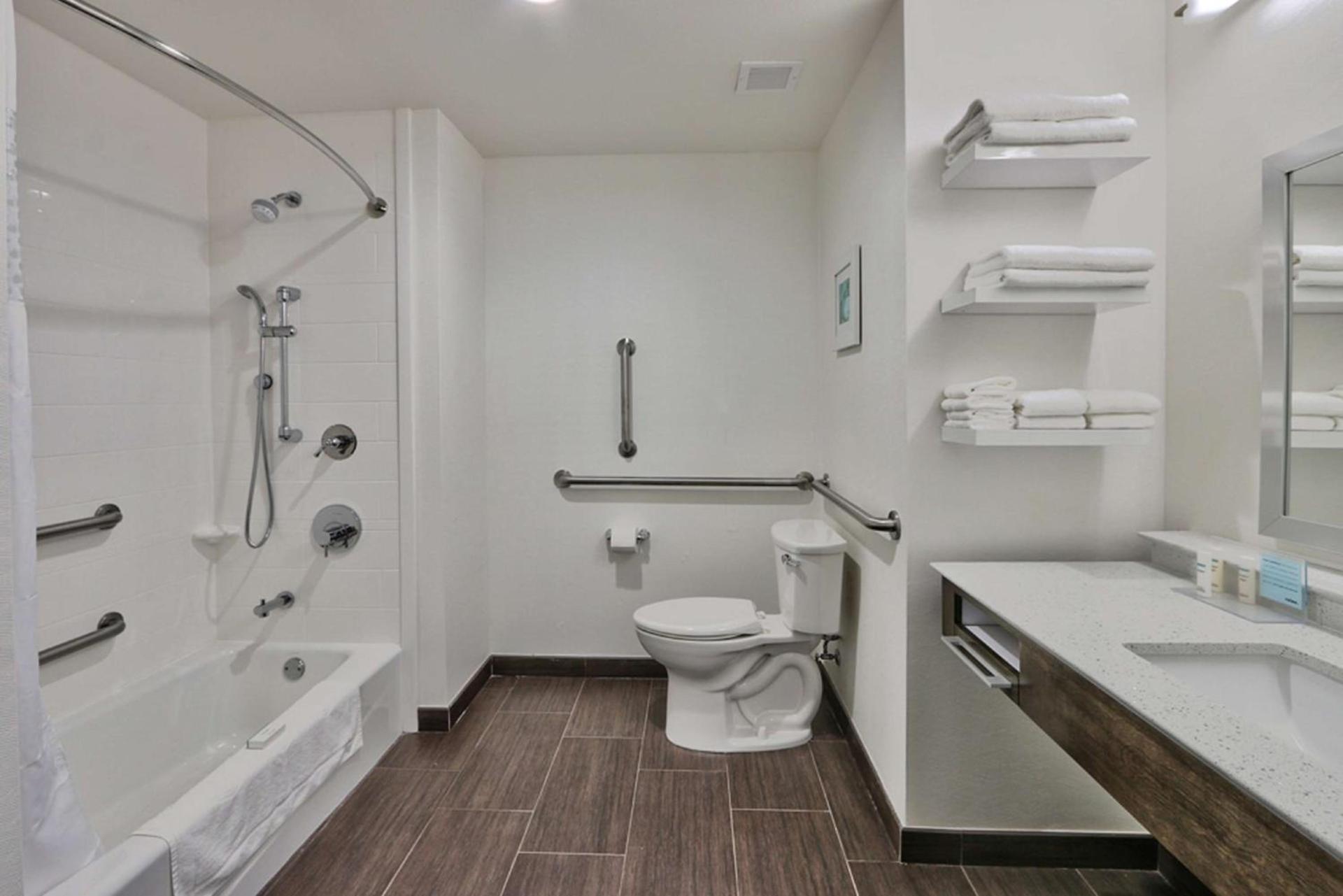Hampton Inn & Suites Guthrie, OK photo 36