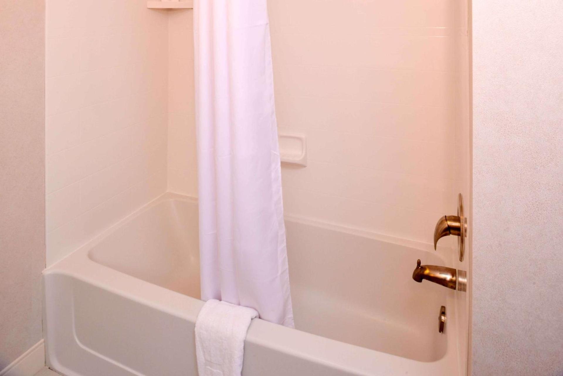 Hampton Inn & Suites Albany-East Greenbush, NY photo 31