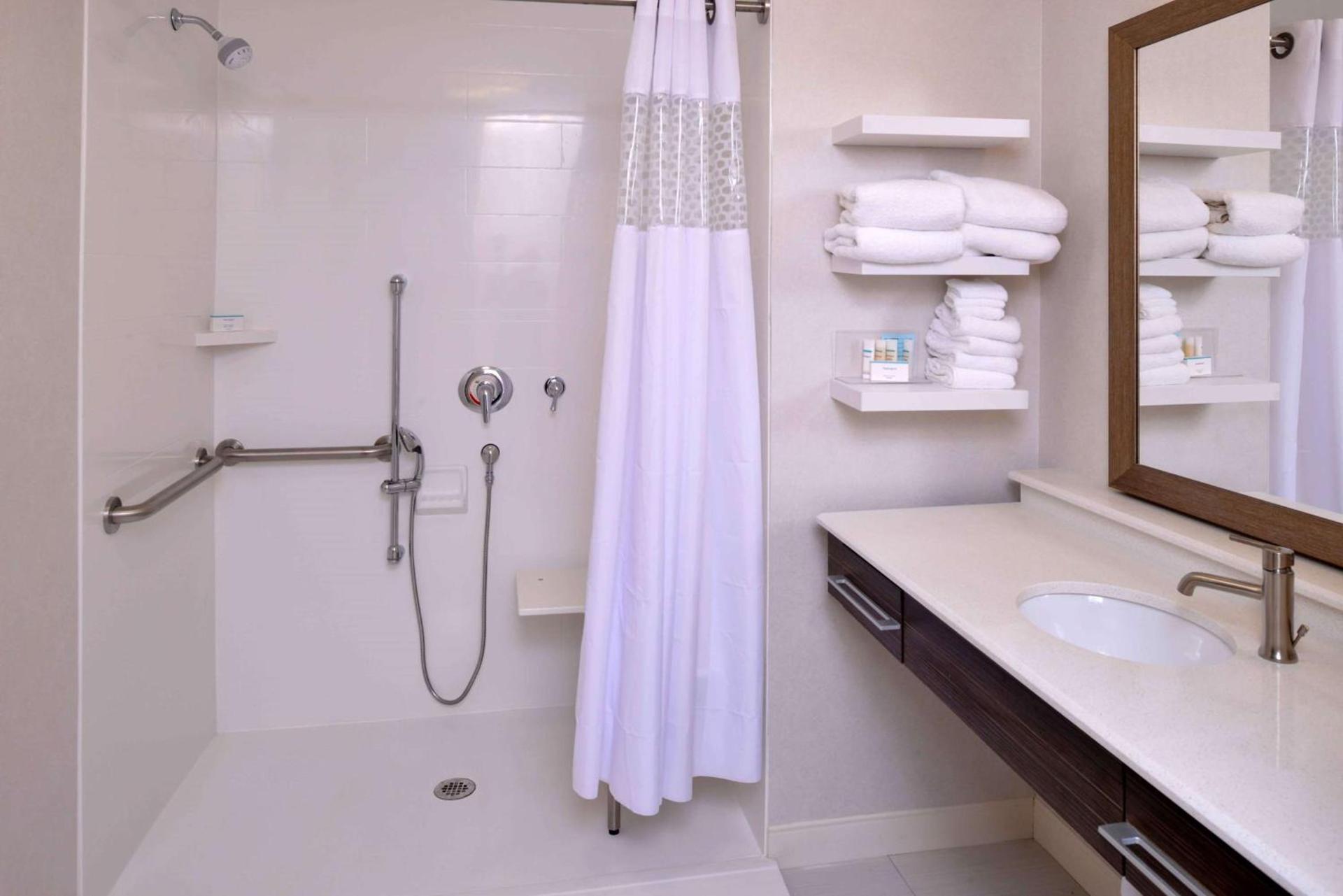 Hampton Inn & Suites Albany-East Greenbush, NY photo 30