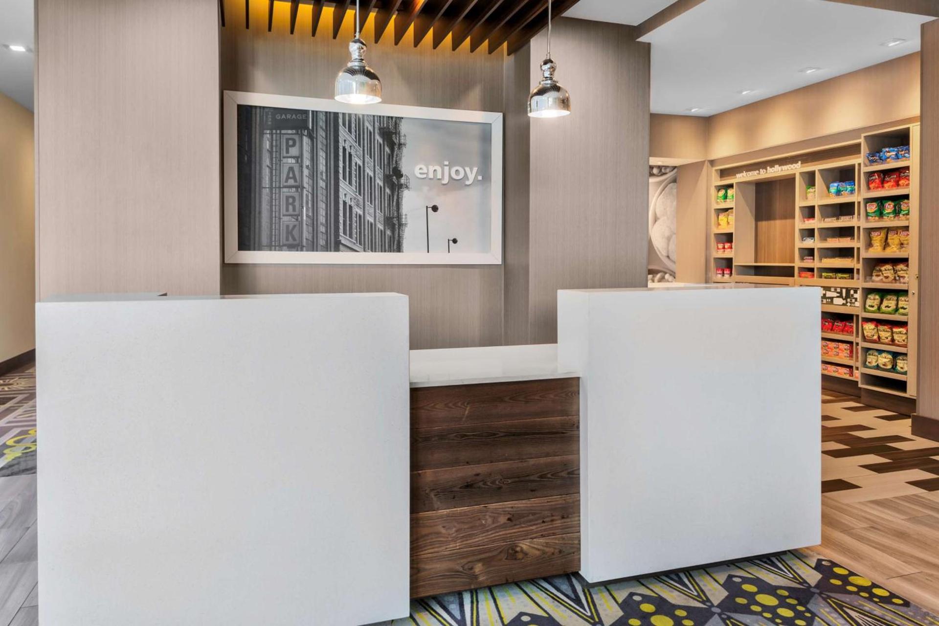 Hampton Inn & Suites Los Angeles/Hollywood, CA photo 4