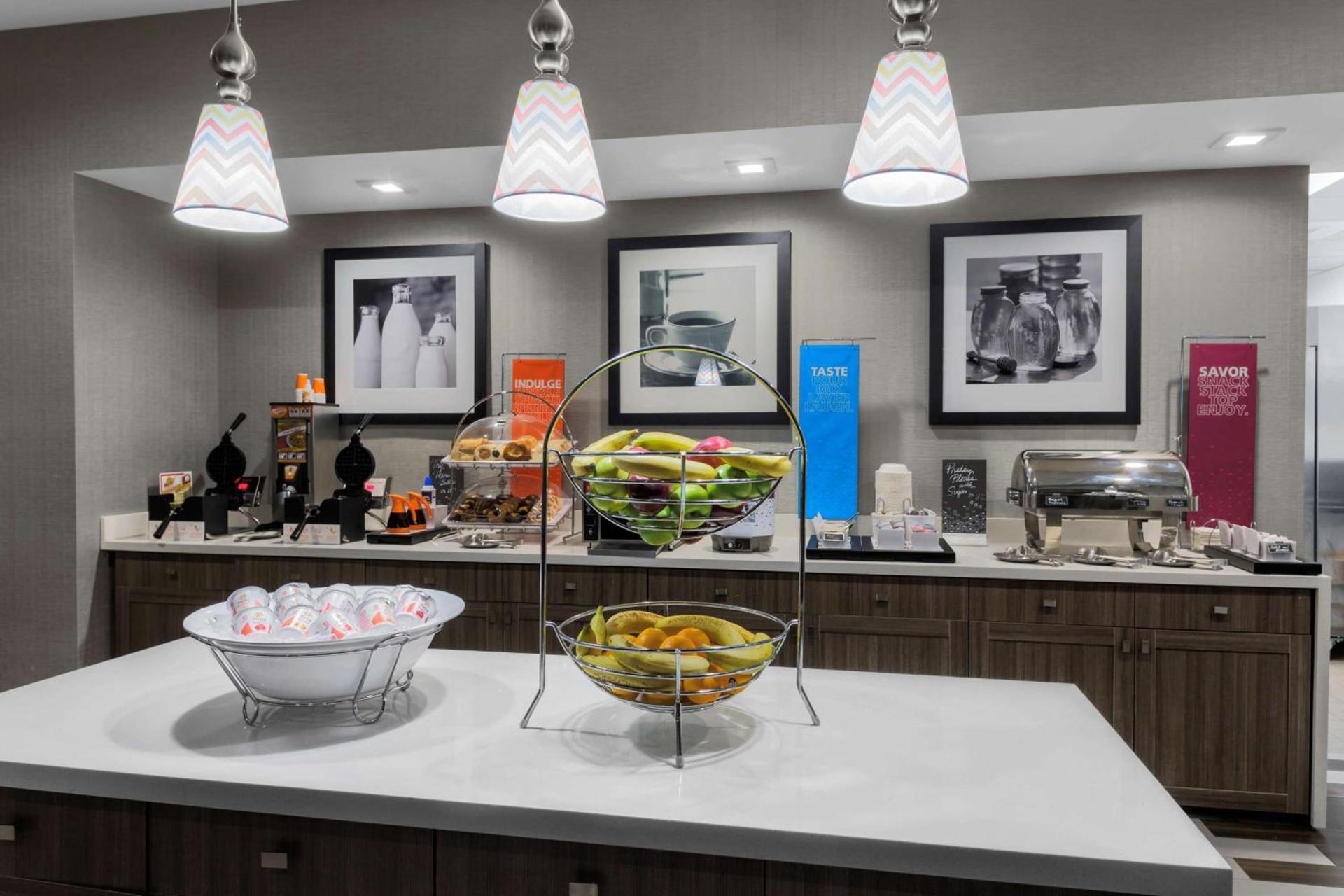 Hampton Inn & Suites Los Angeles/Hollywood, CA photo 10