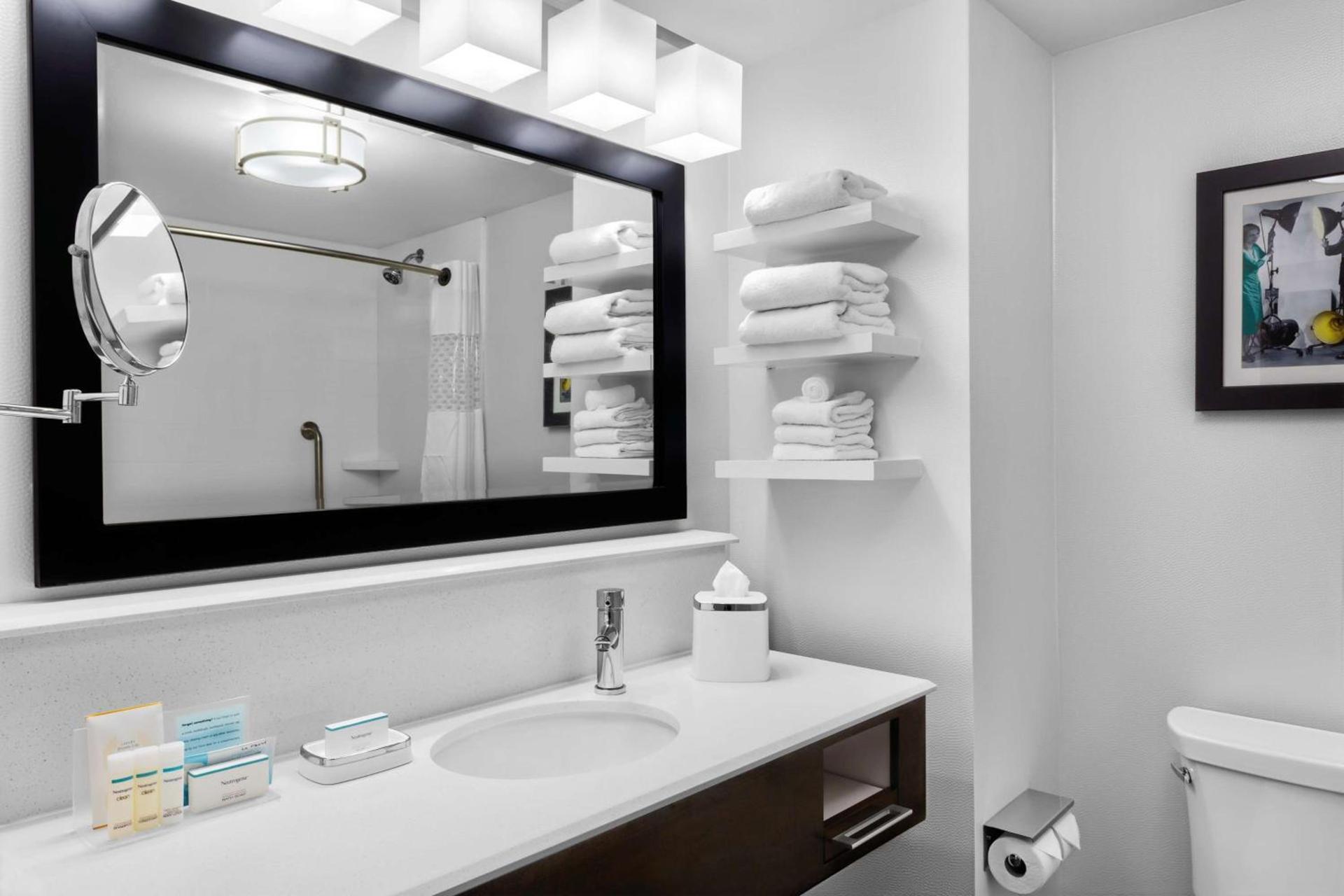 Hampton Inn & Suites Los Angeles/Hollywood, CA photo 24