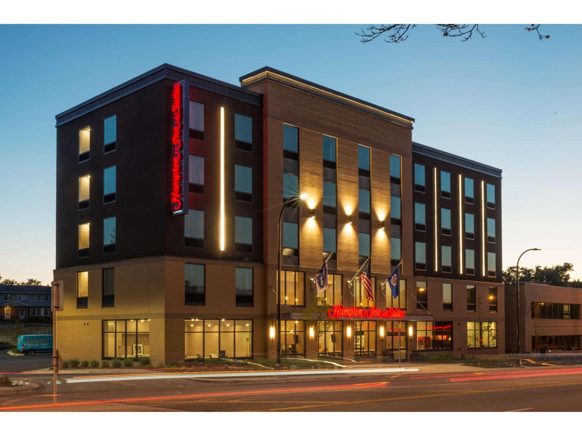 Hampton Inn and Suites Minneapolis University Area, MN photo 1