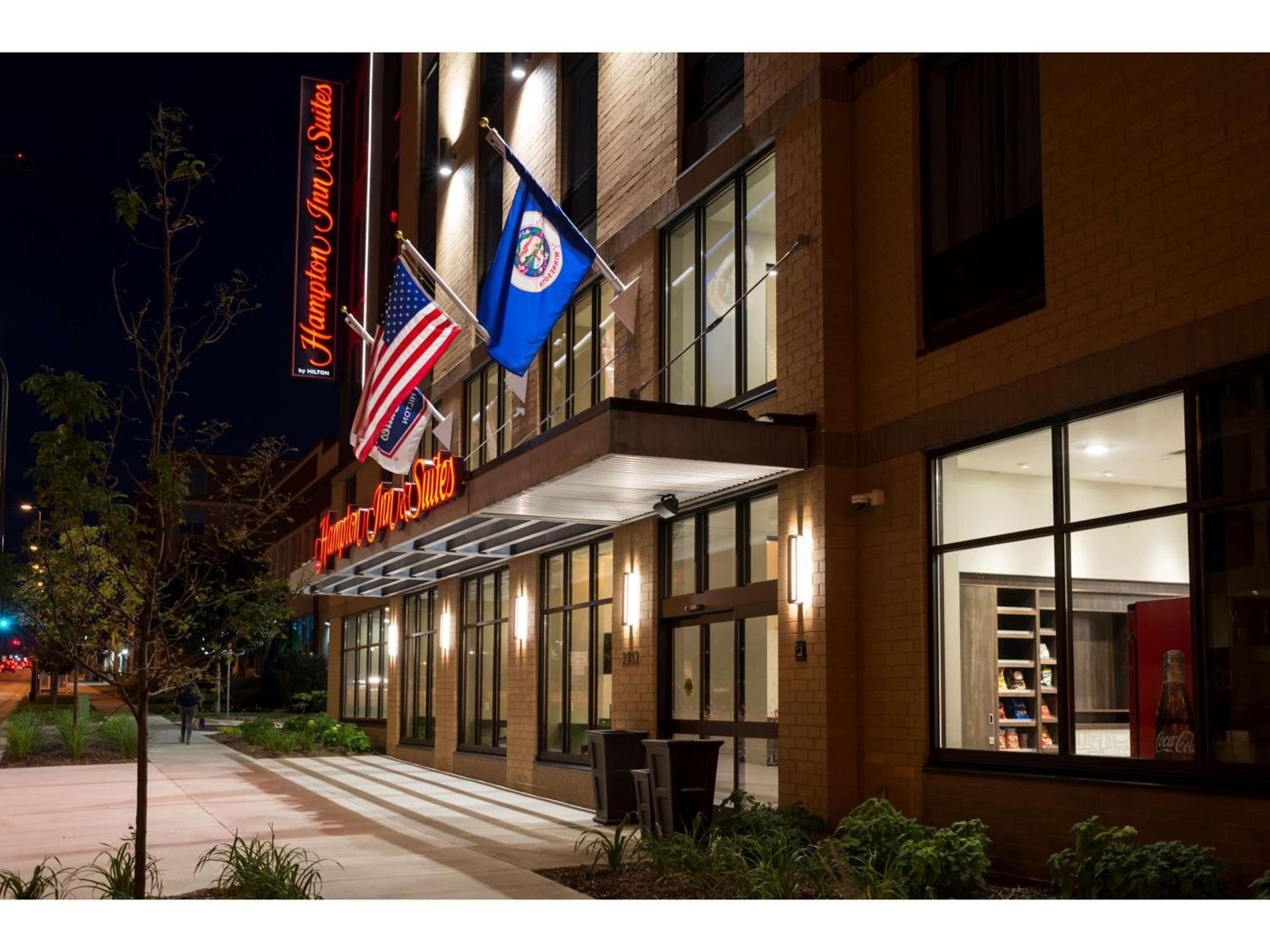 Hampton Inn and Suites Minneapolis University Area, MN photo 2