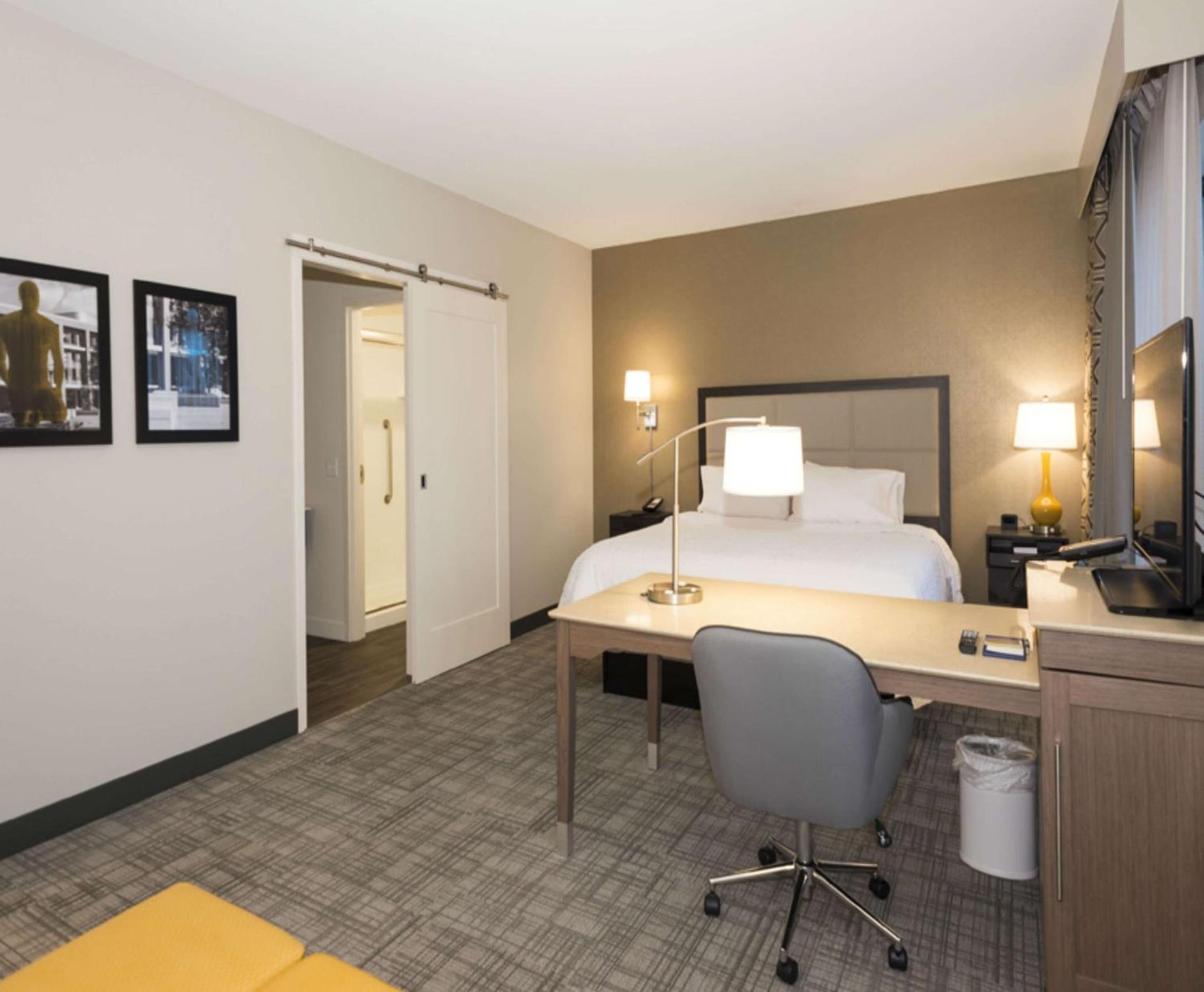 Hampton Inn and Suites Minneapolis University Area, MN photo 15