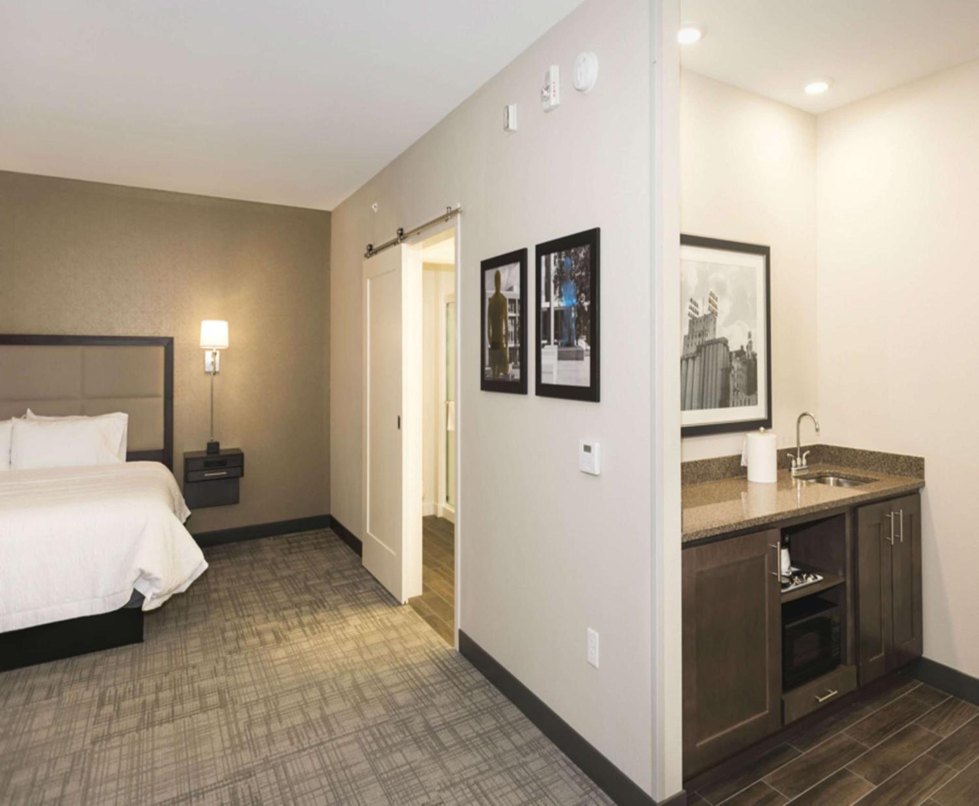 Hampton Inn and Suites Minneapolis University Area, MN photo 21