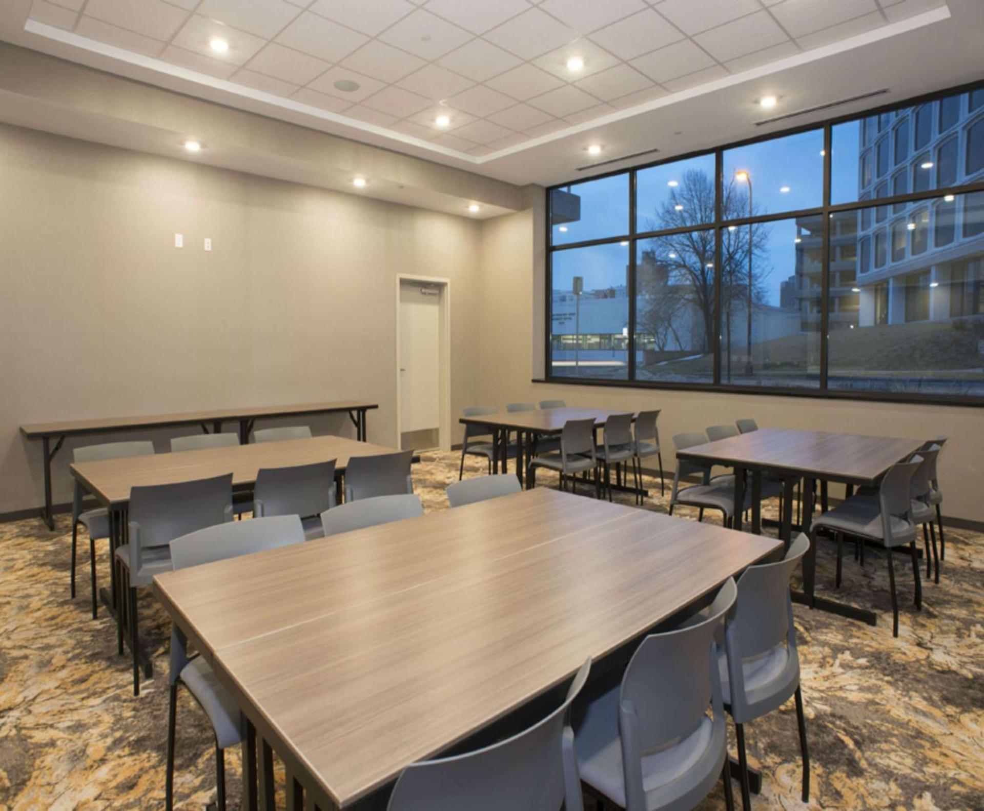 Hampton Inn and Suites Minneapolis University Area, MN photo 25