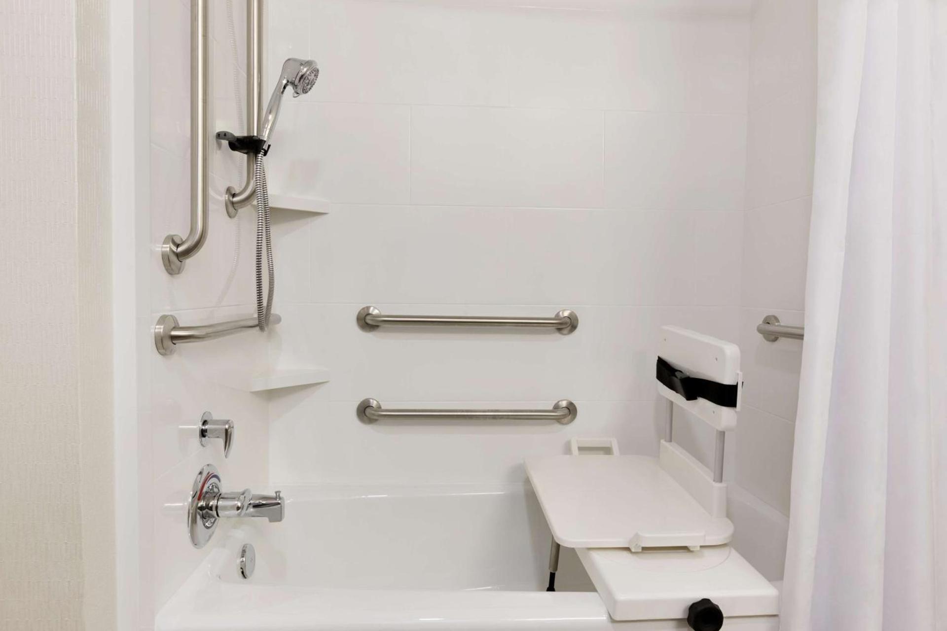 Hampton Inn & Suites Niles/Warren, OH photo 33