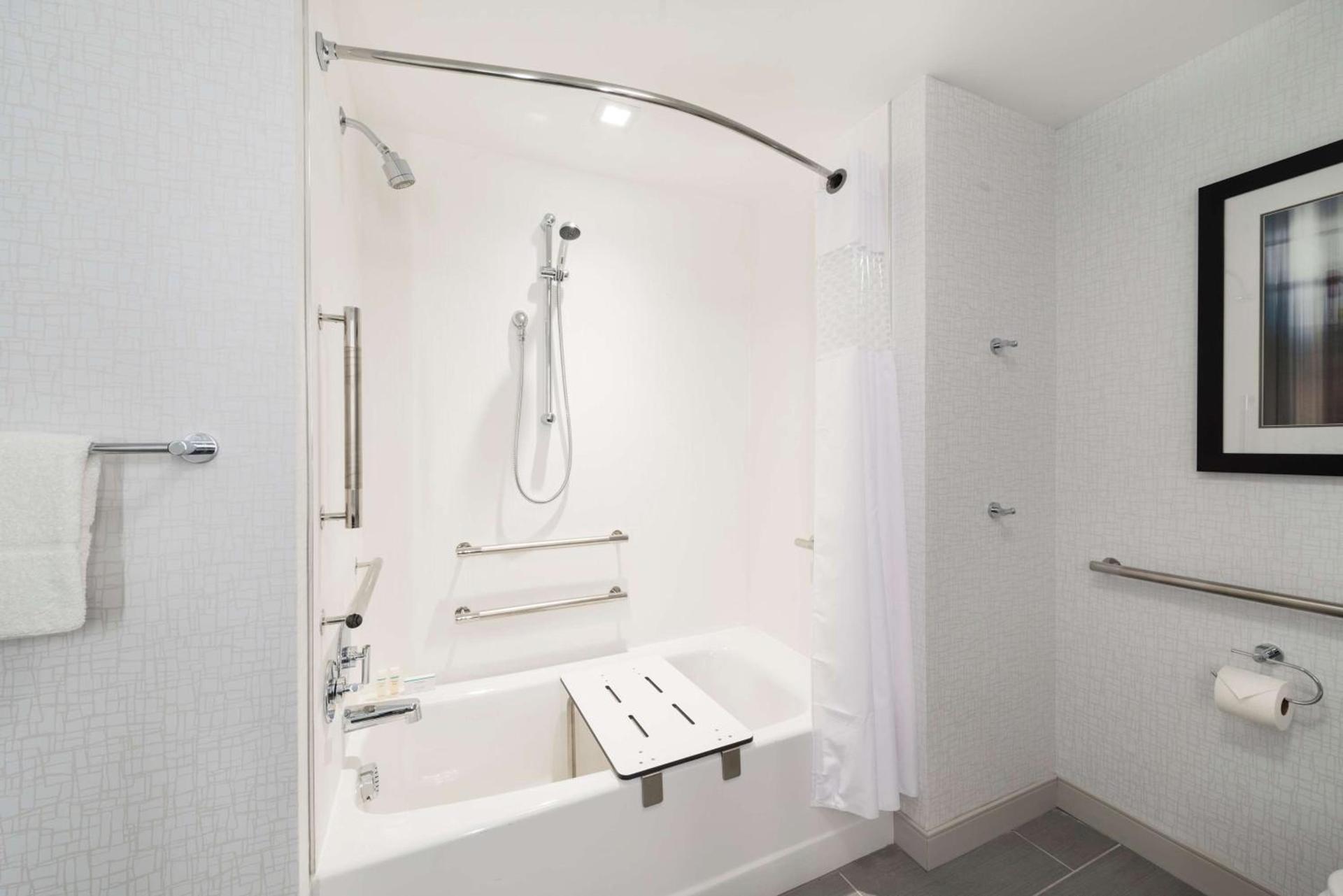 Hampton Inn & Suites Bridgewater, NJ photo 32