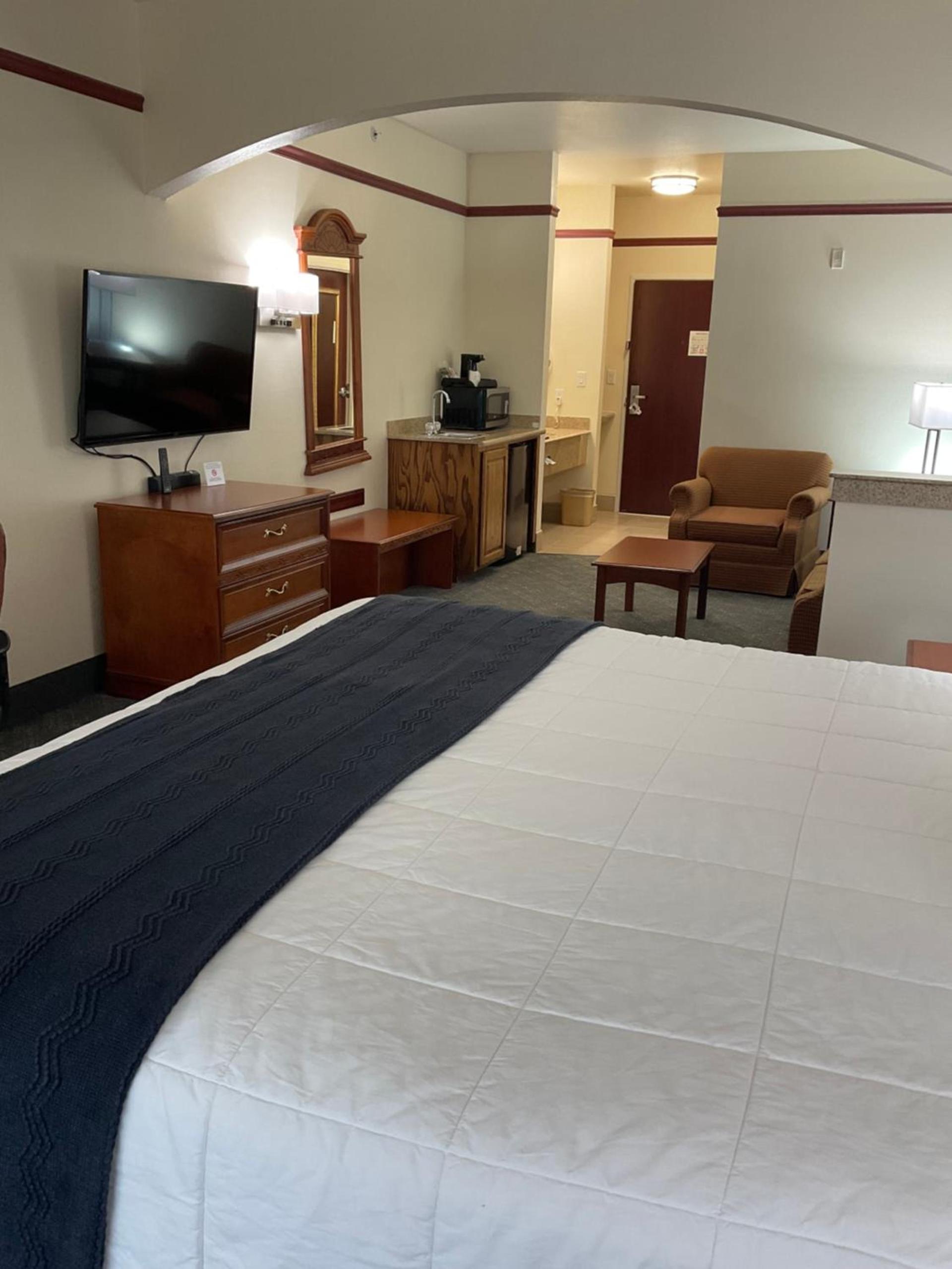 Budget Host Inn and Suites Cameron photo 20