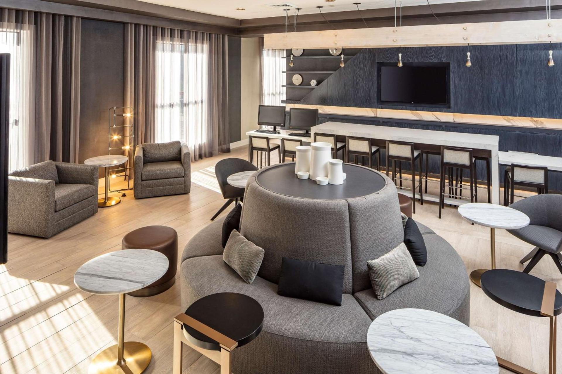 DoubleTree by Hilton Boston Logan Airport Chelsea photo 2