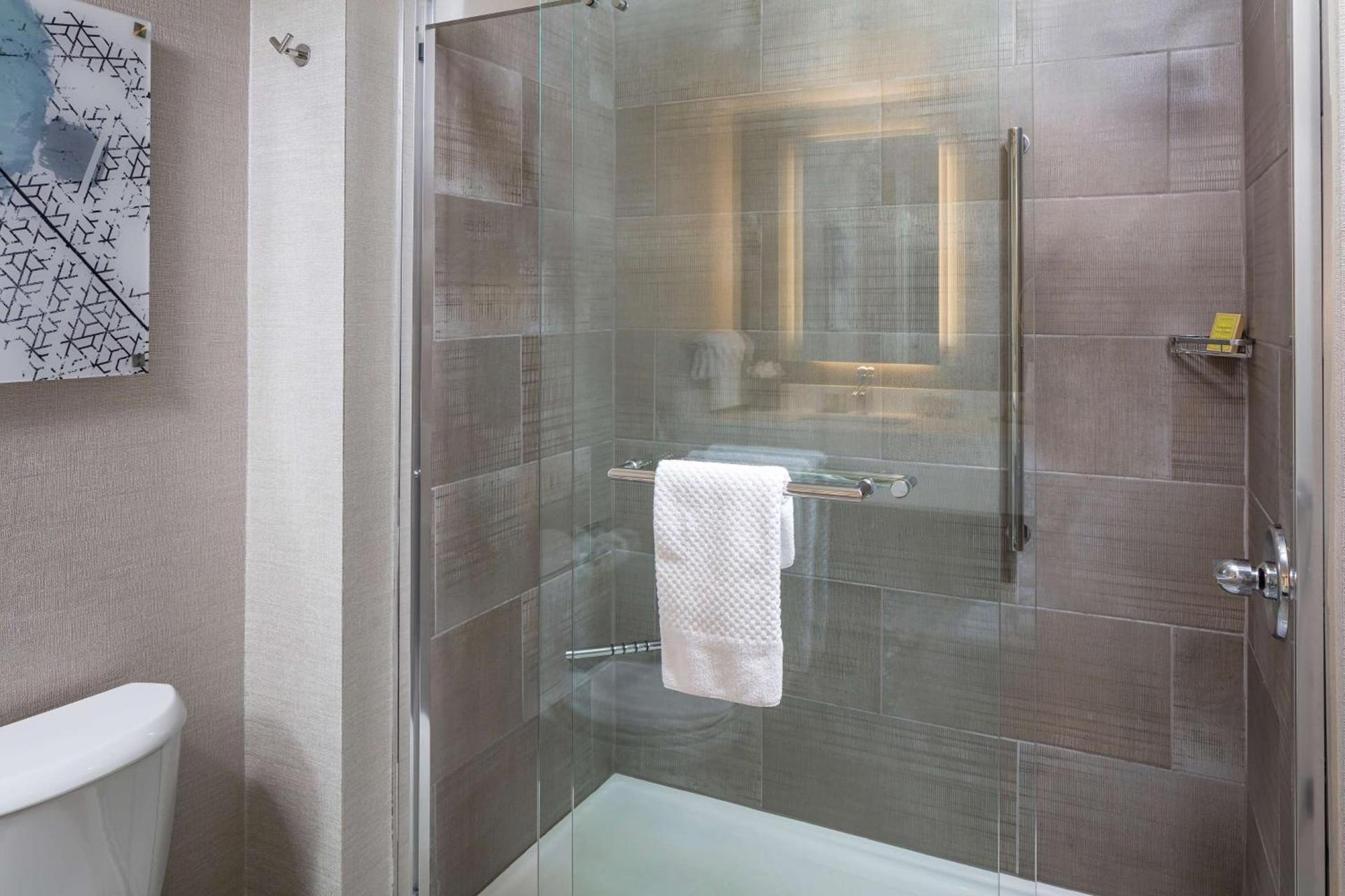 DoubleTree by Hilton Boston Logan Airport Chelsea photo 16