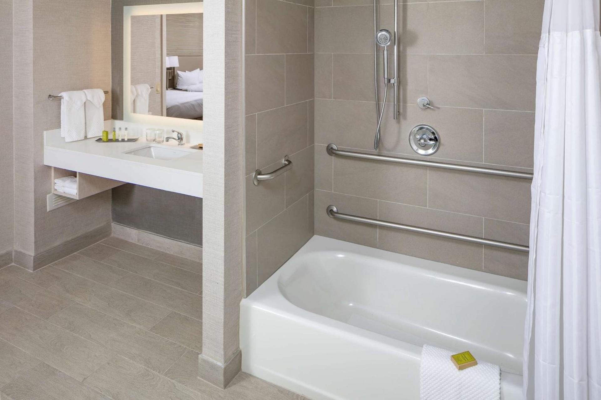 DoubleTree by Hilton Boston Logan Airport Chelsea photo 20